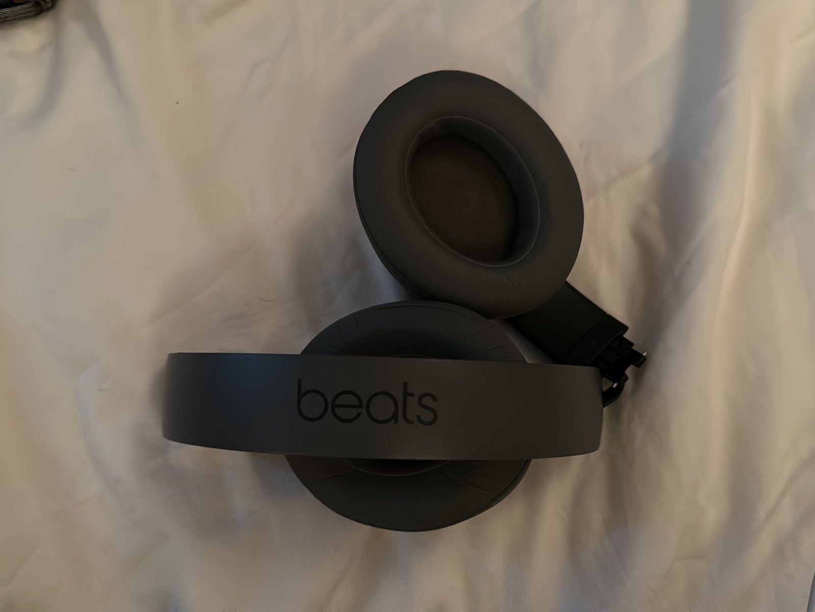 Studio Beats by Dre (ear piece needs to be fixed)