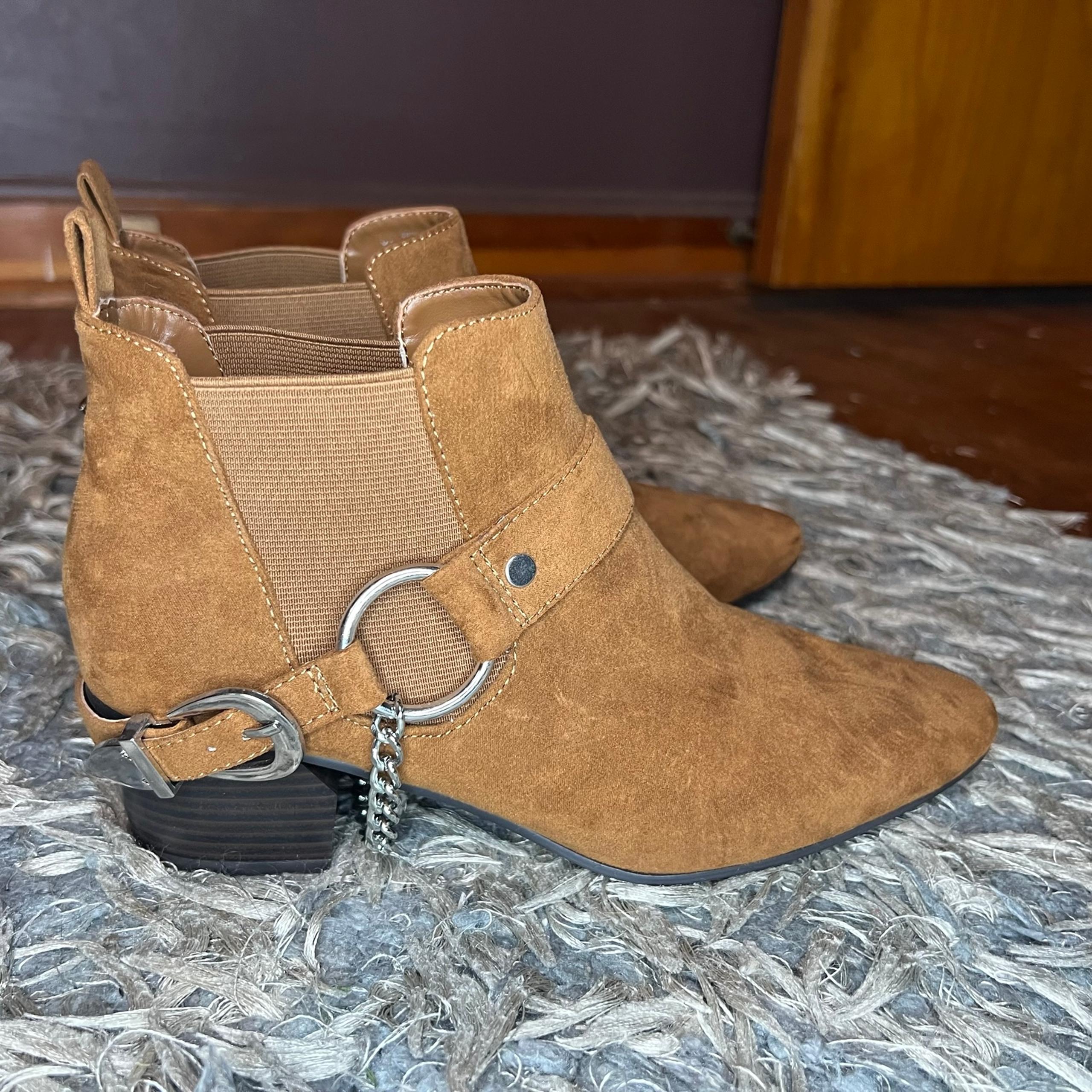 Forever 21 Chelsea style booties