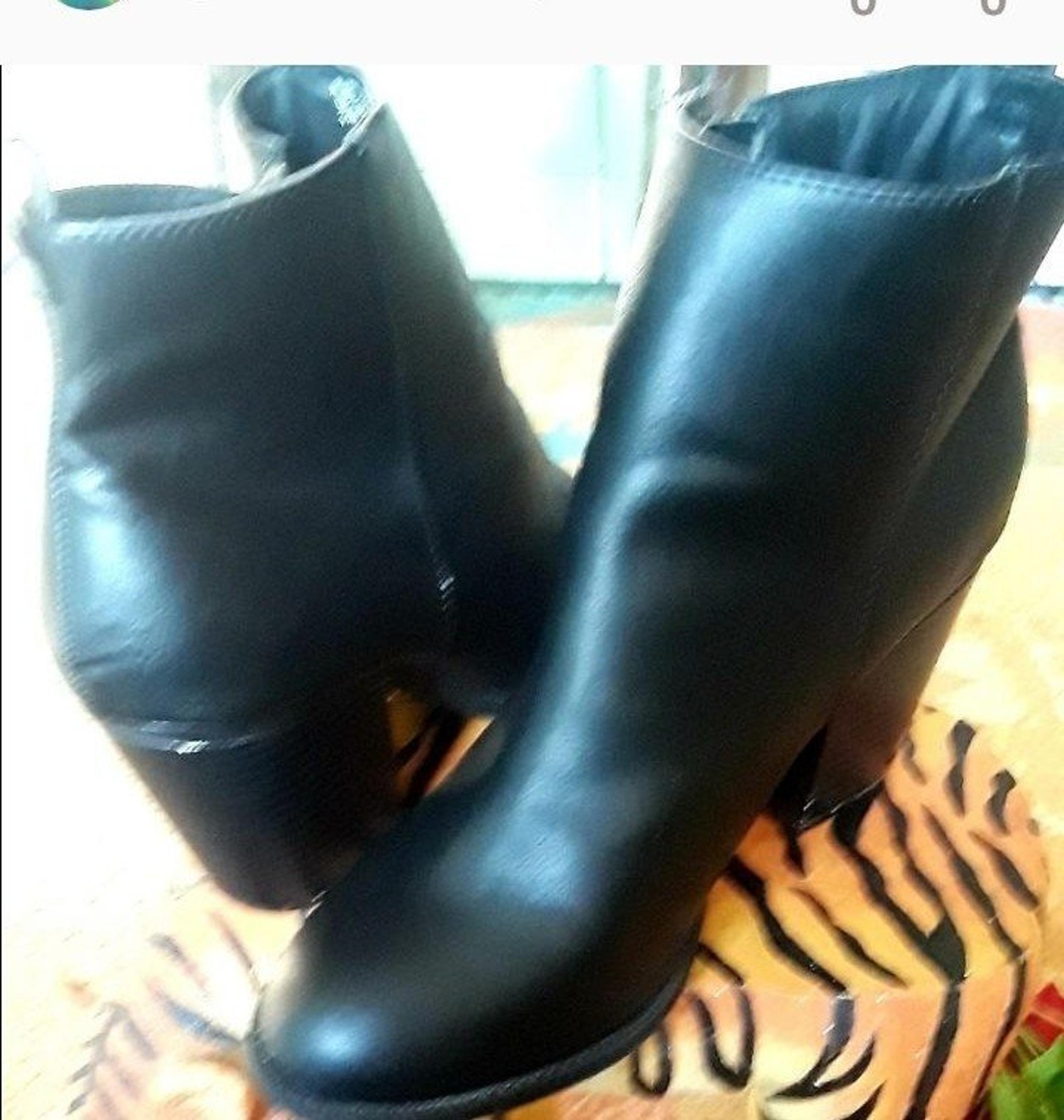 Attention Ankle Boots Above A