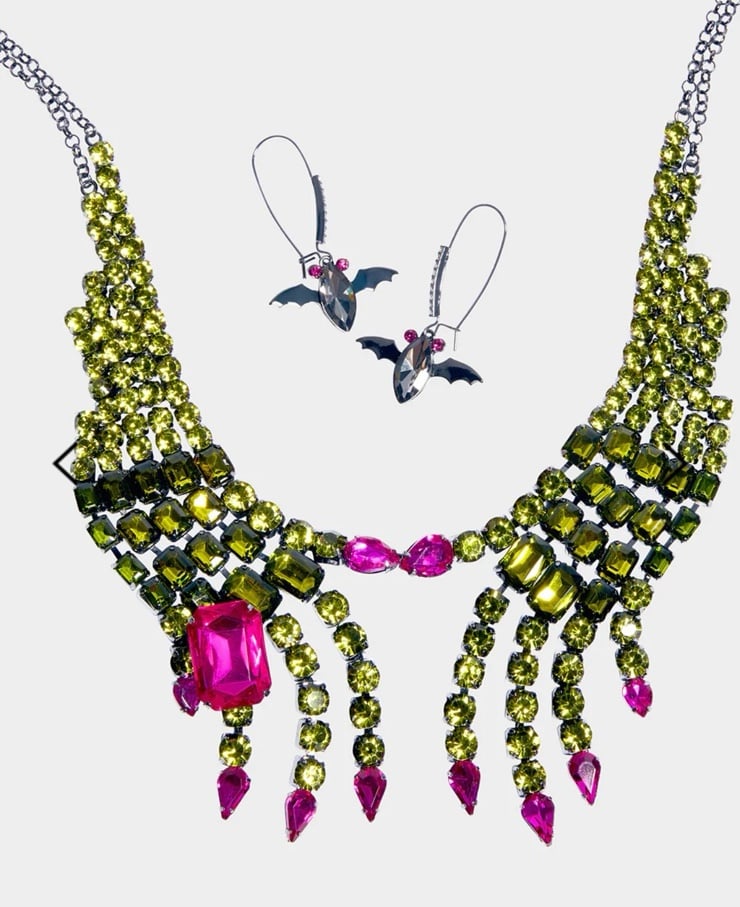BETSEY JOHNSON STUNNING "RICH
WITCH BIB NECKLACE"-NWT