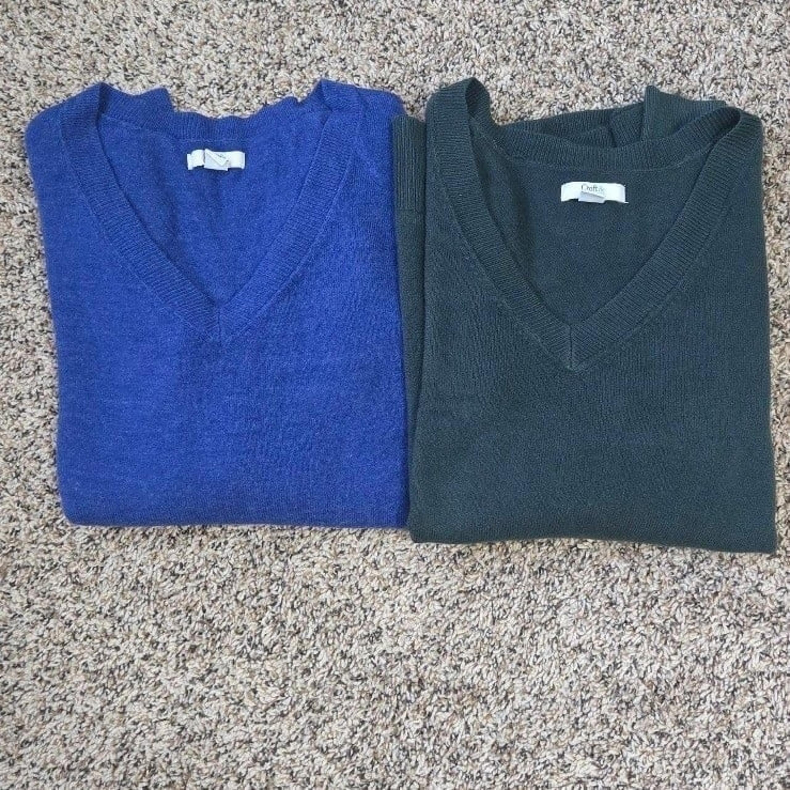 Croft & Borrow V neck sweater bundle size medium