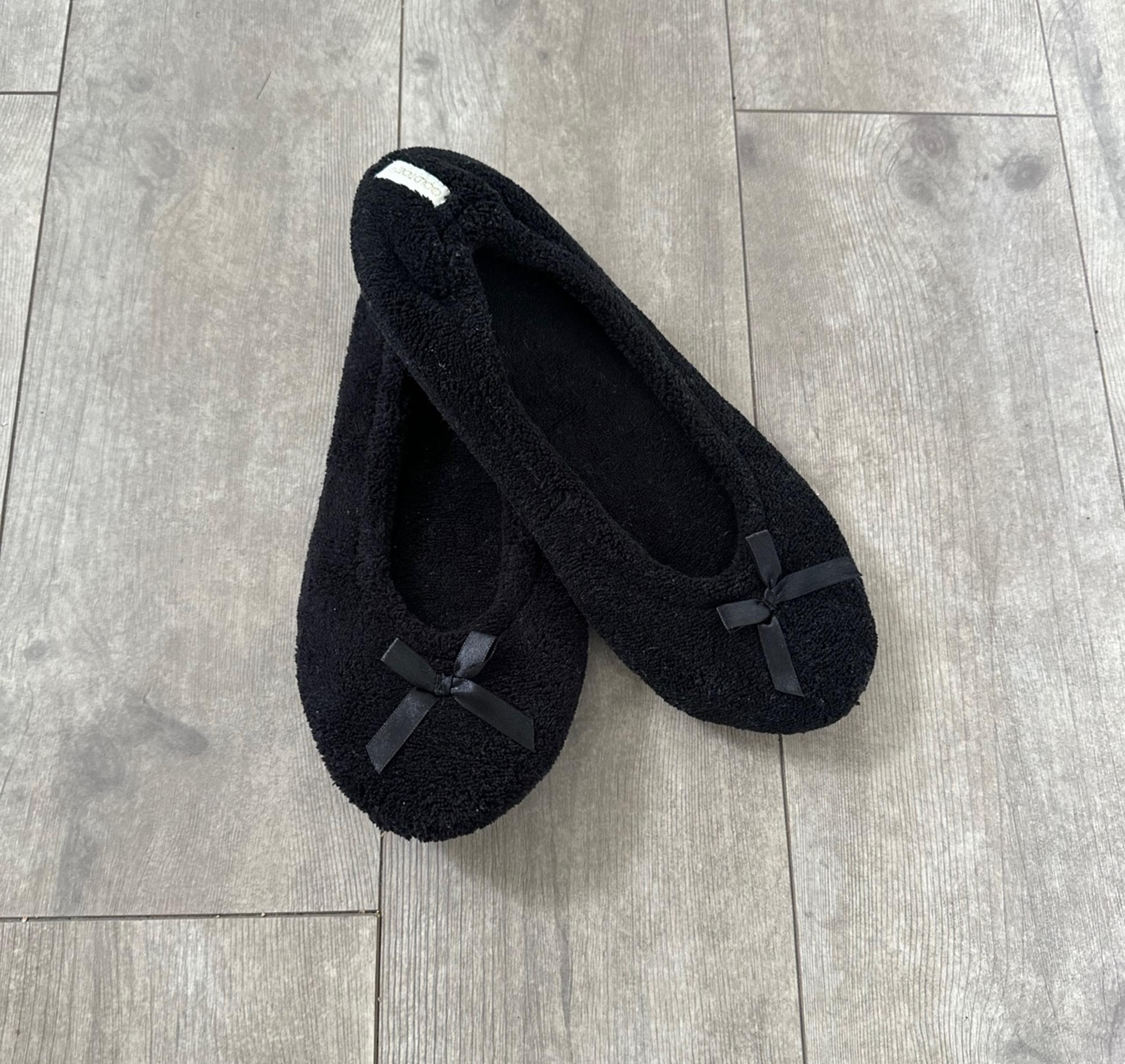 Gold Toe Women’s Black Fuzzy Slippers size Large (9)   NEVER WORN Super soft!