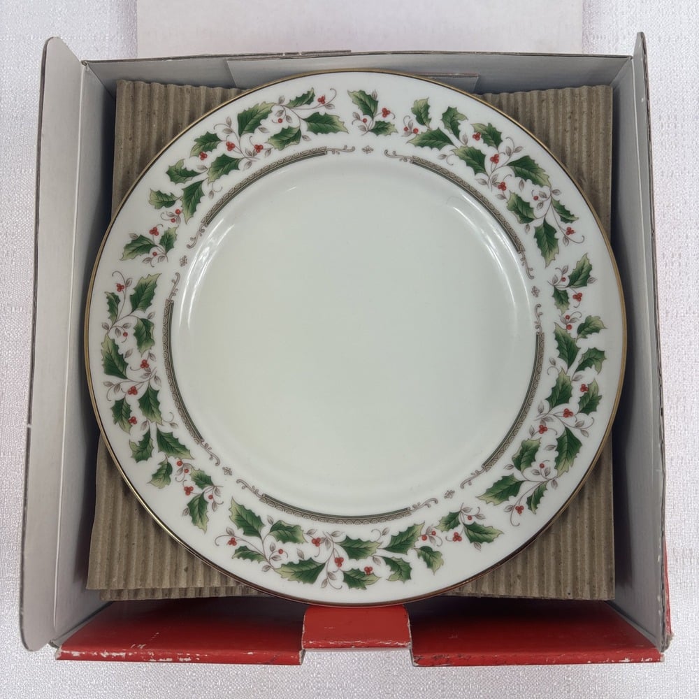 Royal Limited Holly Holiday Salad Plates Original Box Rare Set of 4 New in Box