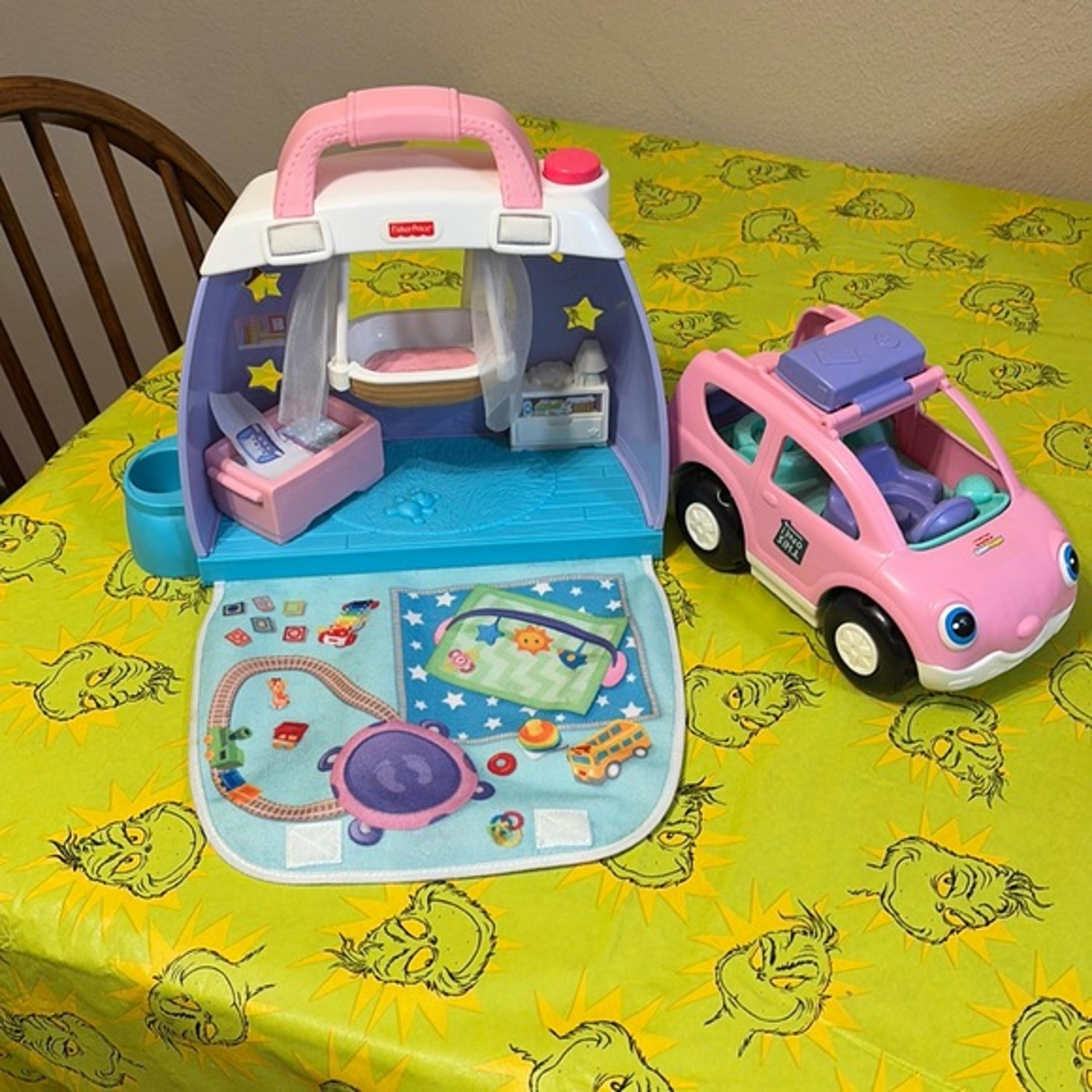 PRE OWNED LOT OF FISHER PRICE LITTLE PEOPLE CUDDLE AND PLAY SET AND WORKING CAR