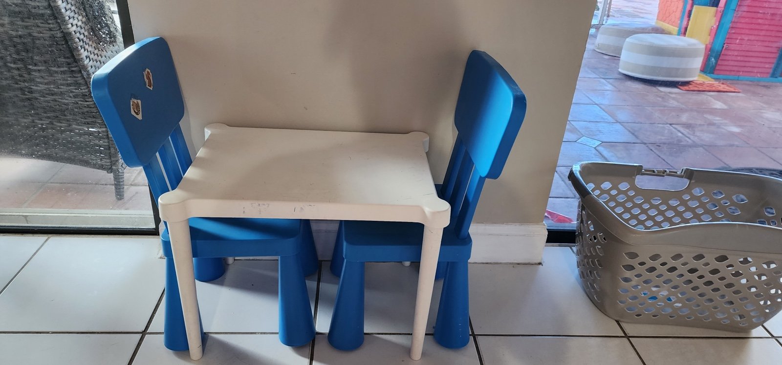 kids table and chairs