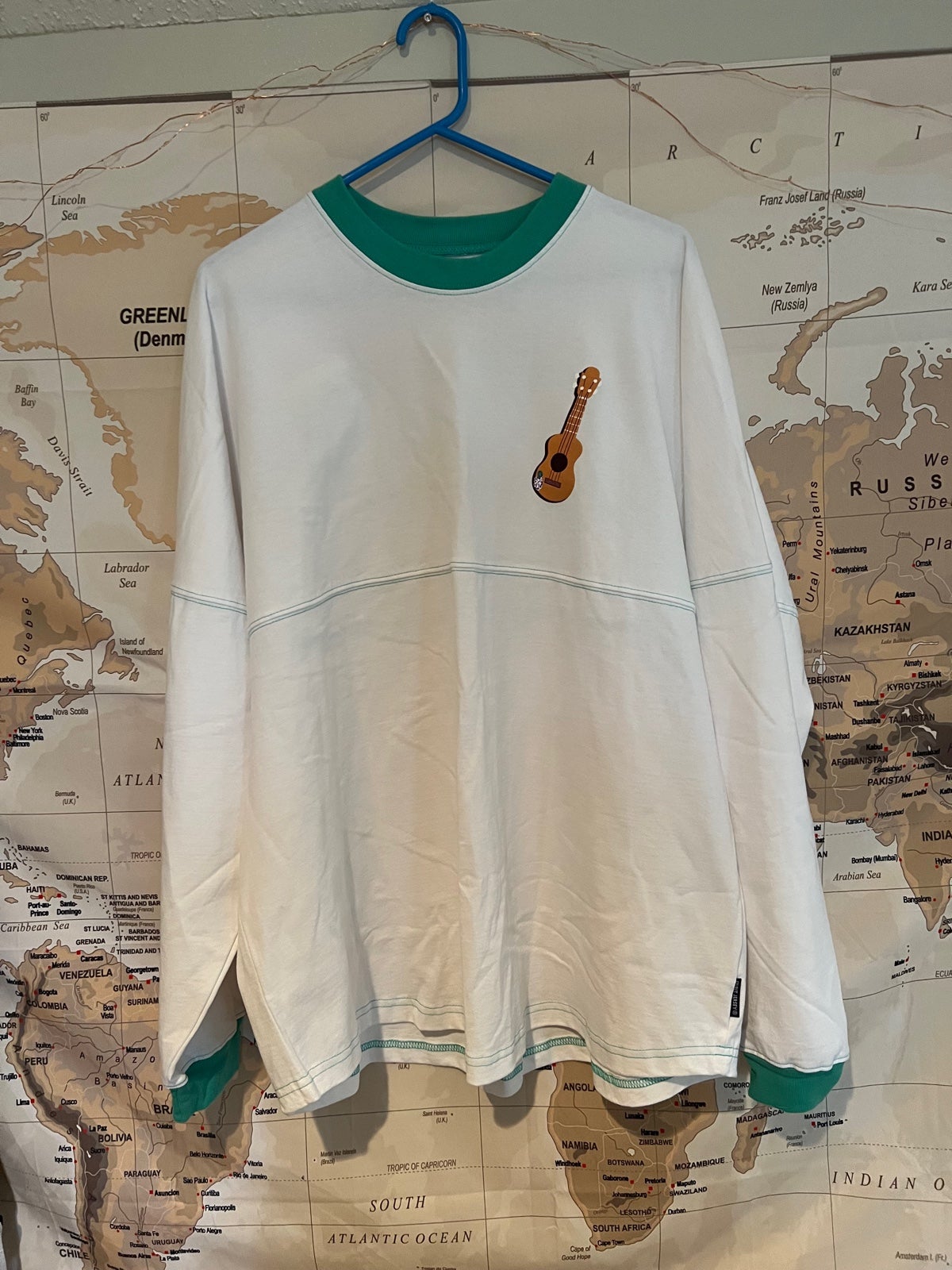 NWT Disney resort Aulani rainbow turtle spirit jersey size XL.