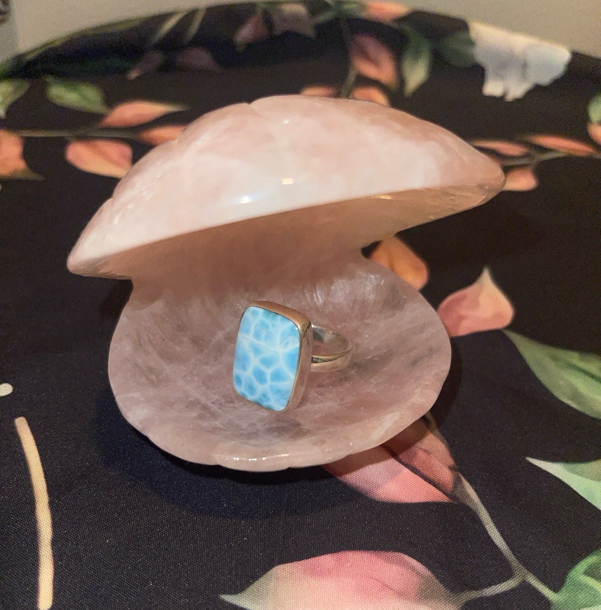 Rose quartz crystal clamshell carving