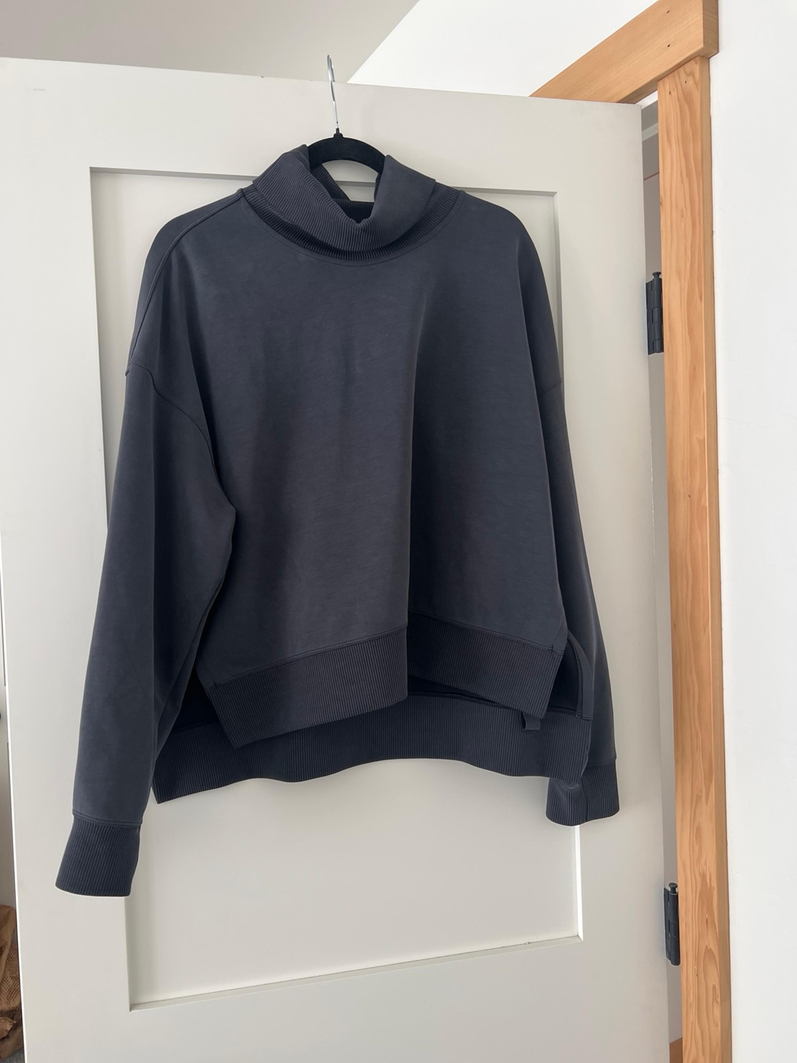 Lululemon softstream turtleneck pullover