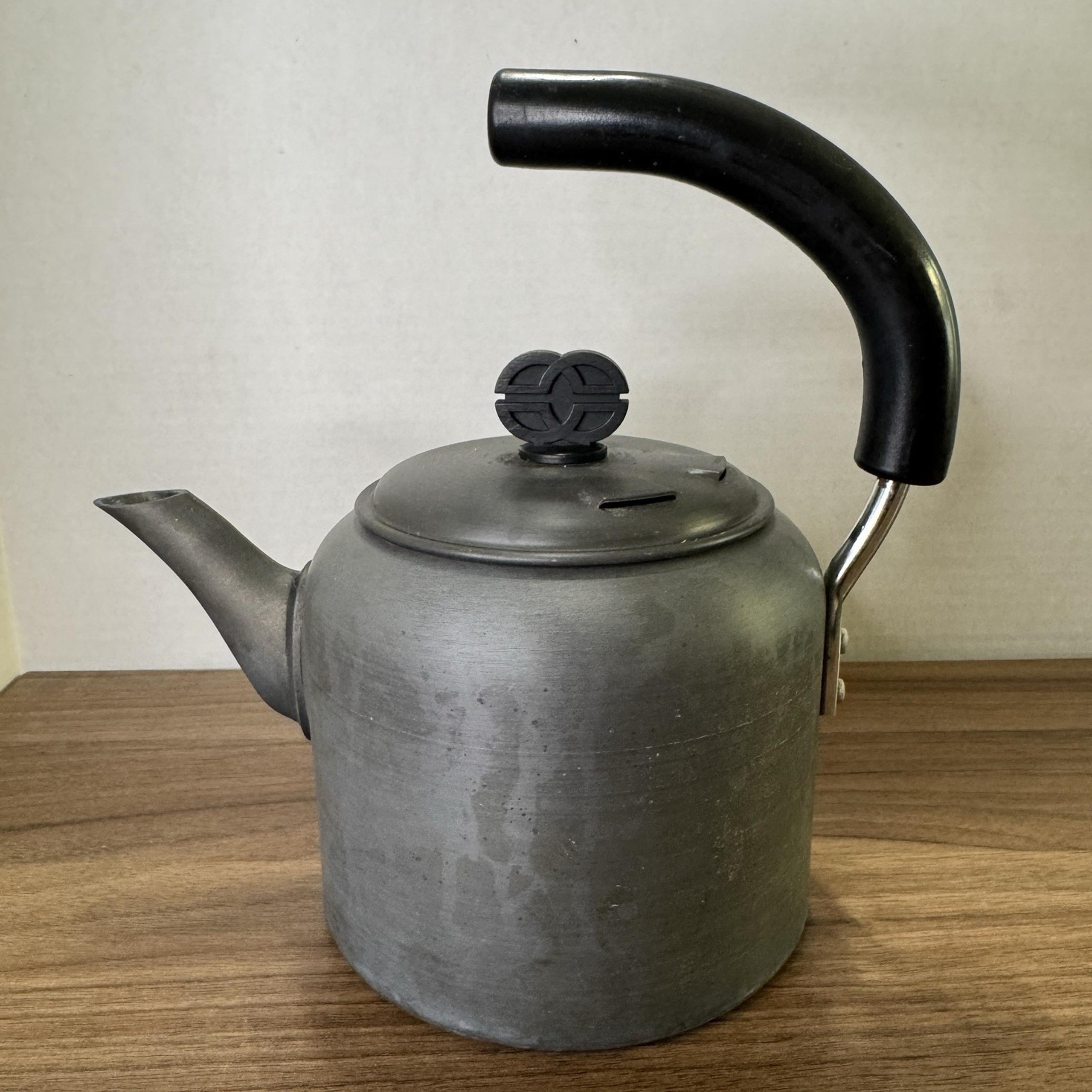 CALPHALON Gray Celtic Finial Symbol Lid Teapot 2 Quart Kettle Made in Ireland