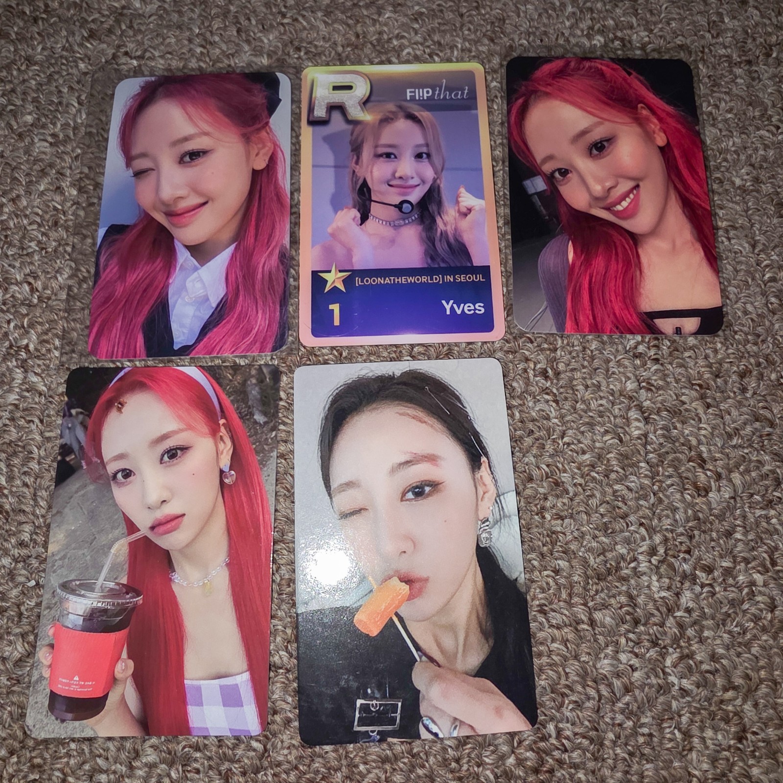 Loona Yves Photocard Collection