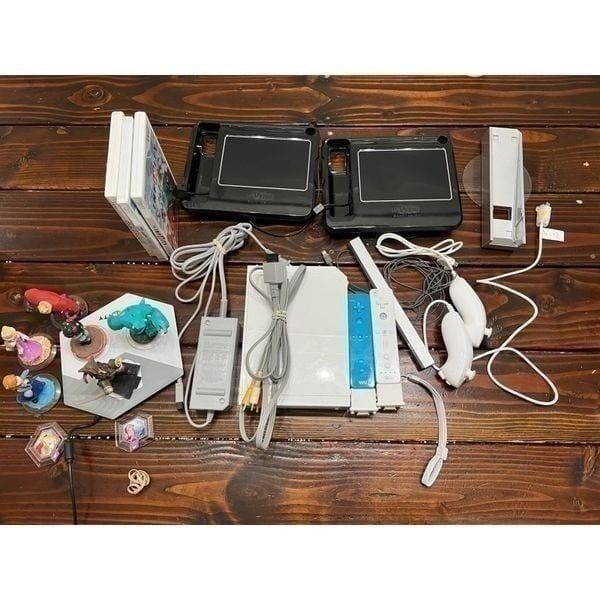 Nintendo wii system bundle with motion Wii controllers and Video games