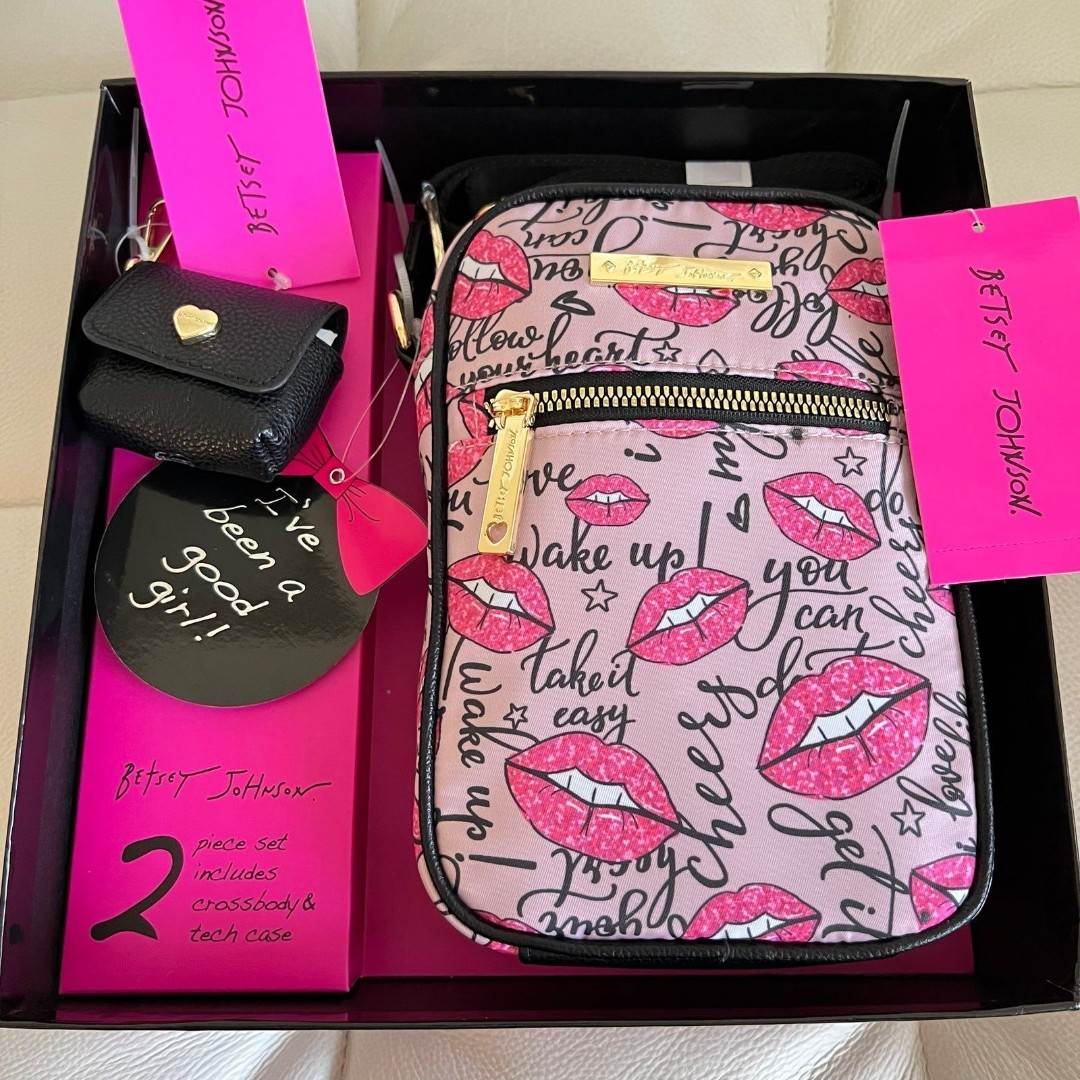 Betsey Johnson Lips Crossbody & Tech Case Gift Set