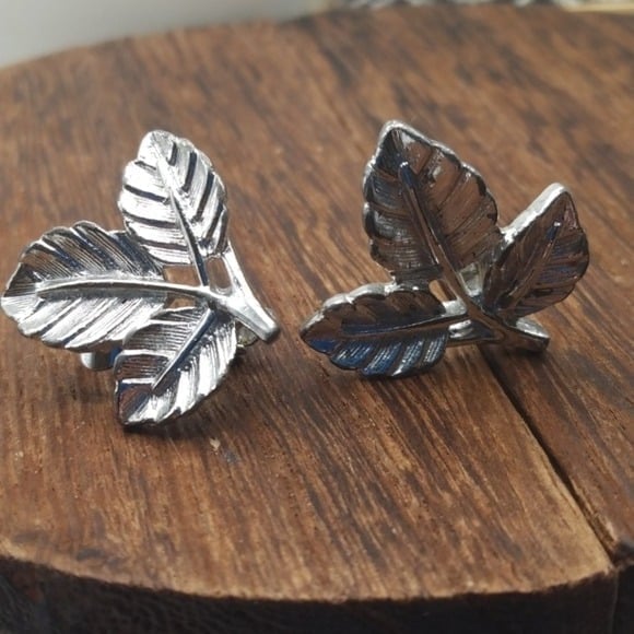 Sarah Coventry classic Maple leaf earrings clip on E535
