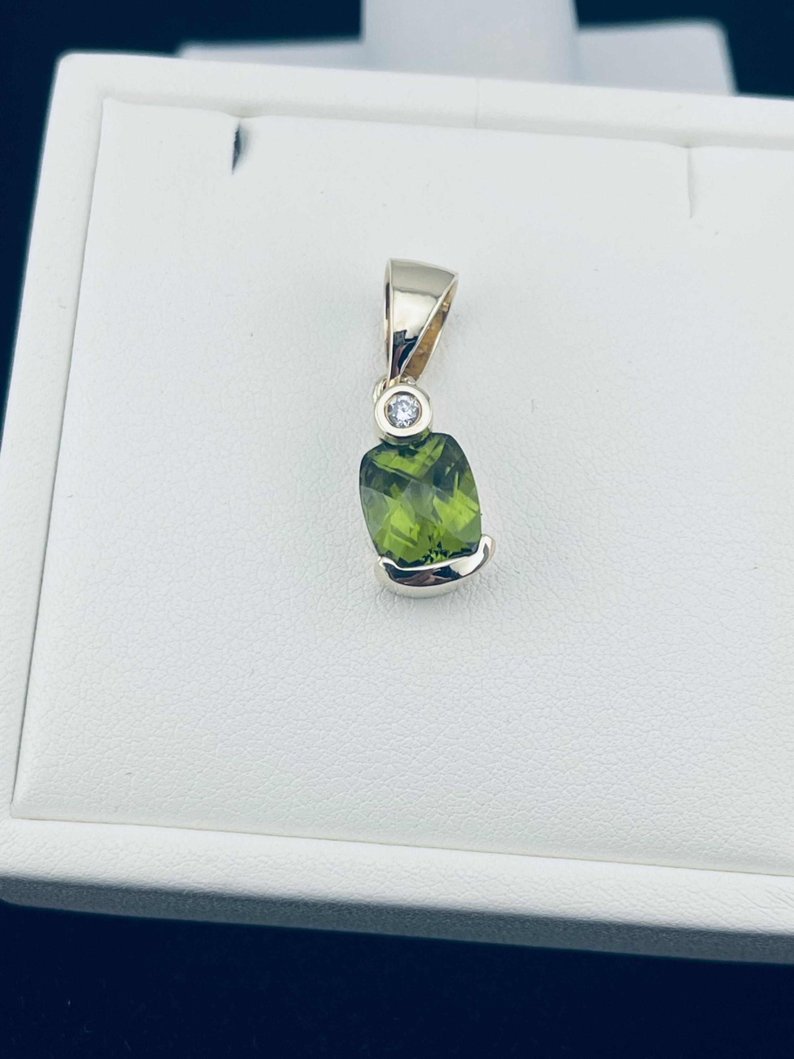 Ultra modern cushion cut 4 carat peridot and 1/10 anxiety carat tdw 14kt. good