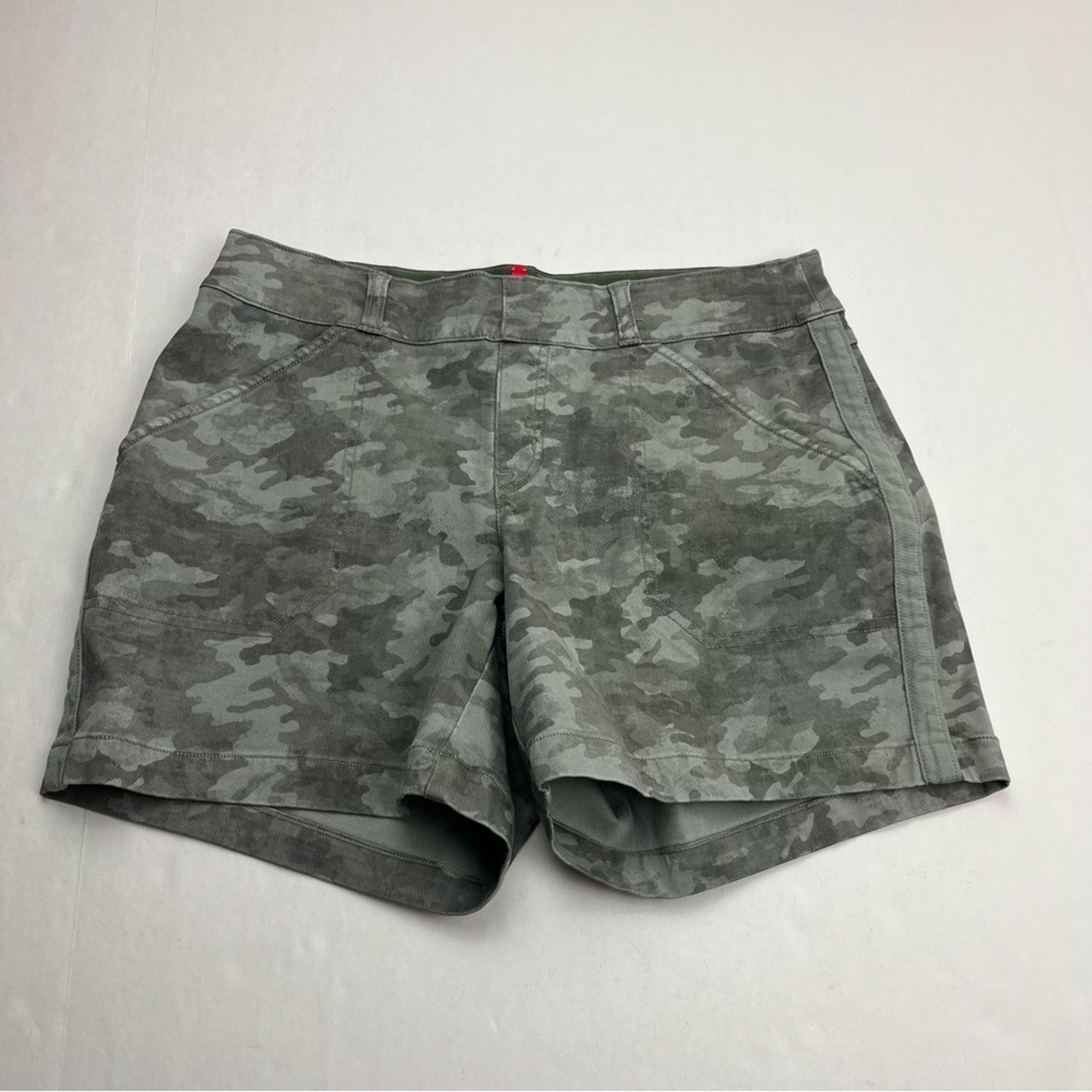 Spanx Stretch Twill Green Camouflage Short Womens Size Medium Pull-On *TINY FLAW