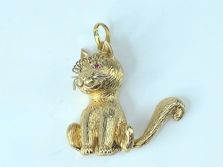 Vintage sitting Cat with Ruby eyes long eyelashes 14 karat brooch 12.1g JR8622