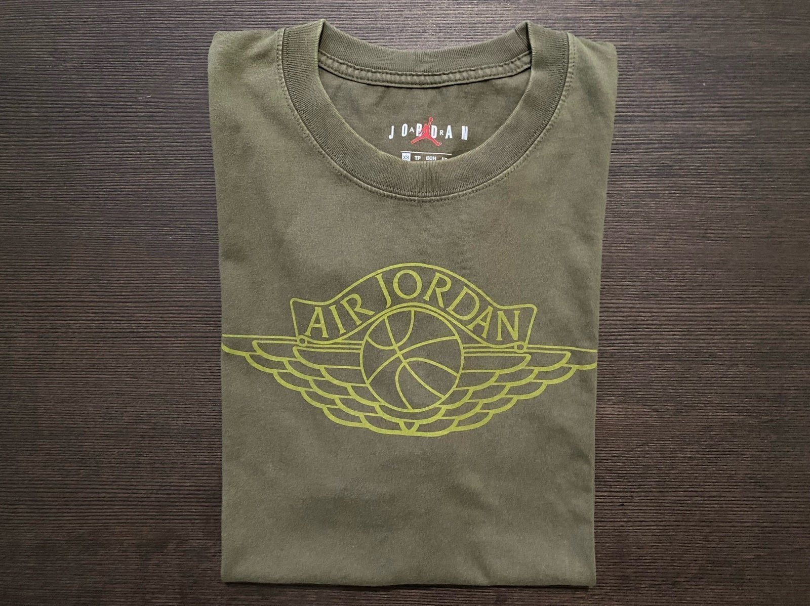 USED NIKE AIR JORDAN WING YELLOW LOGO OVERSIZED T-SHIRTS WOMEN’S SIZE XS* GREEN