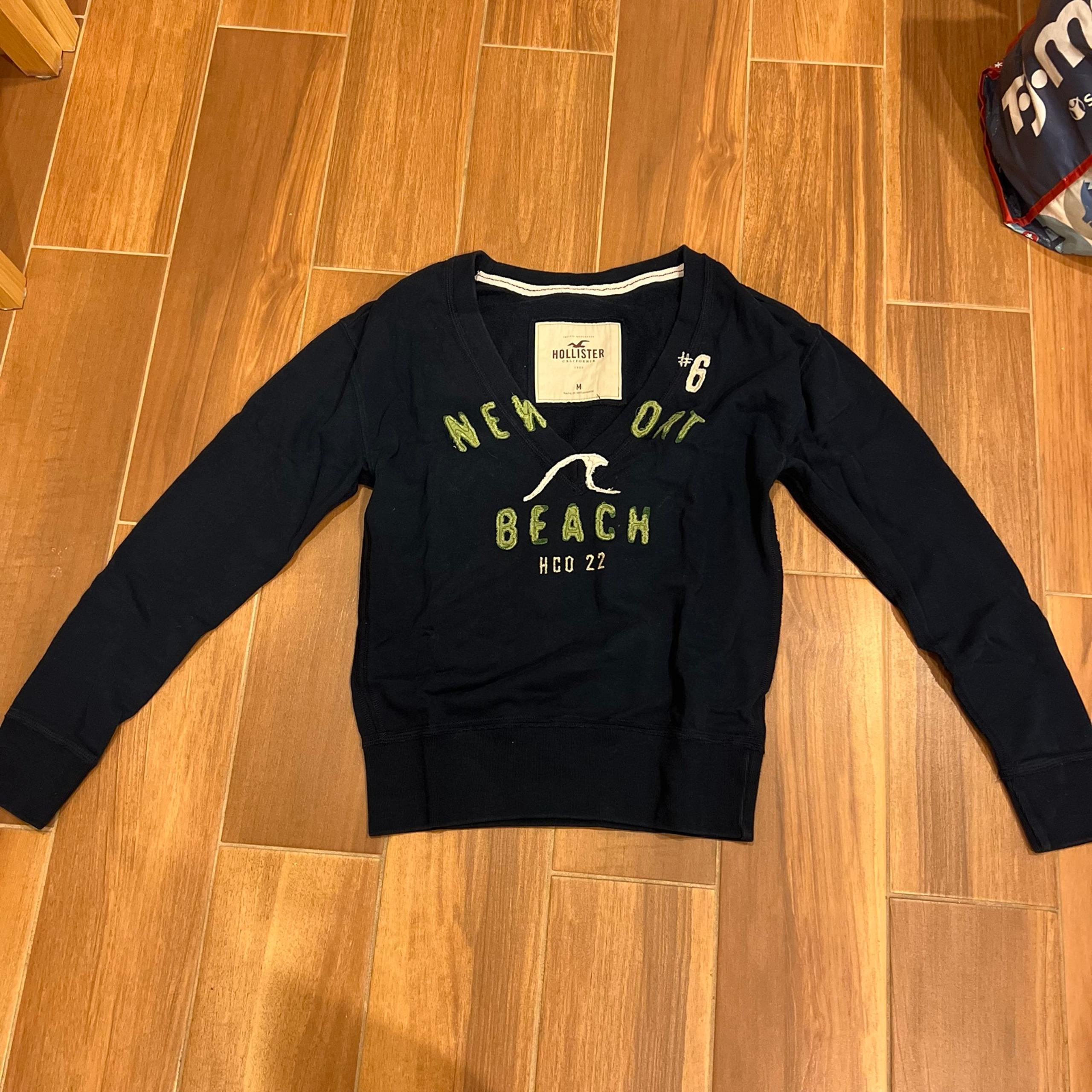 Women’s Hollister V neck sweater size medium M