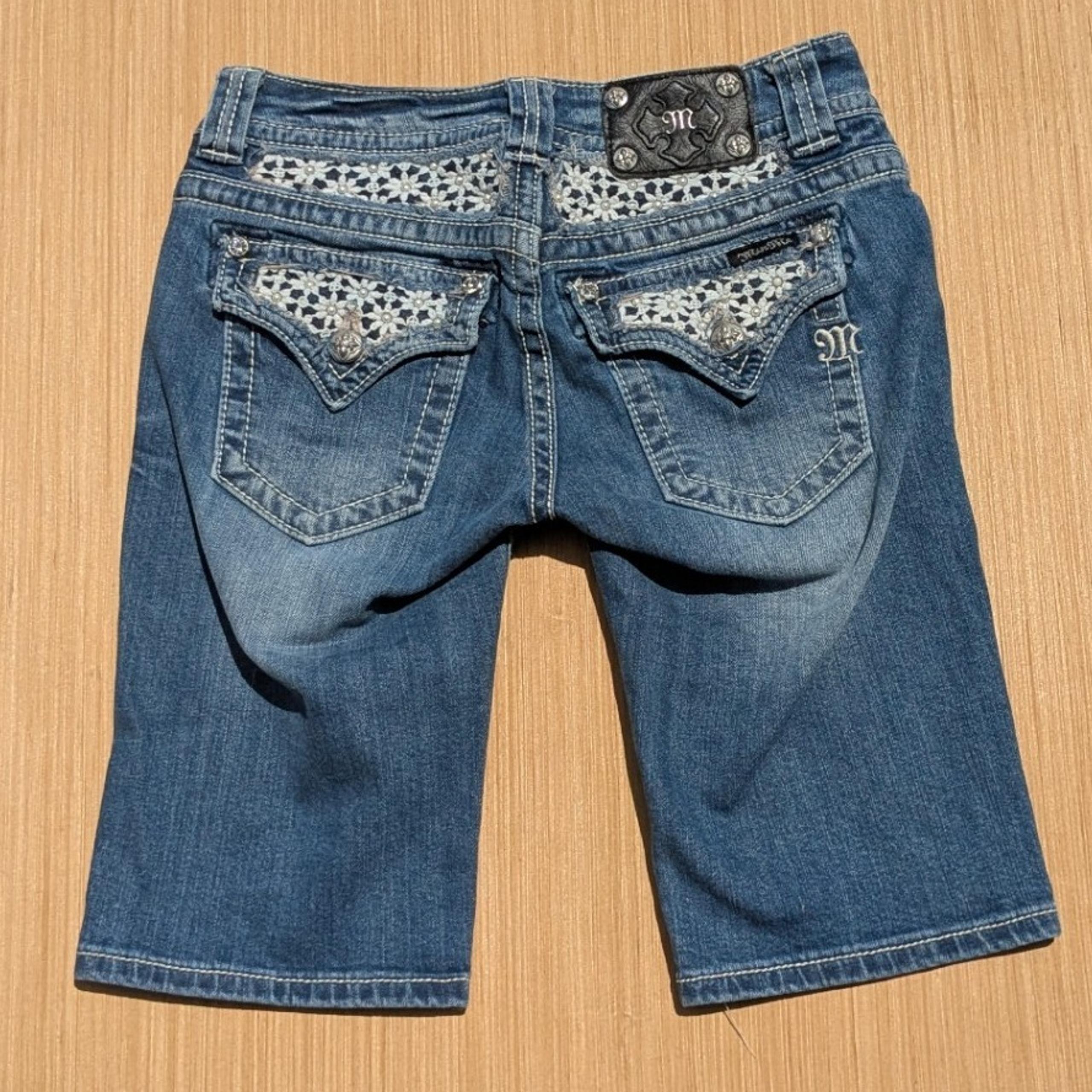 Miss Me Beaded White Daisy Flower Bermuda Blue Denim Shorts Women's 27