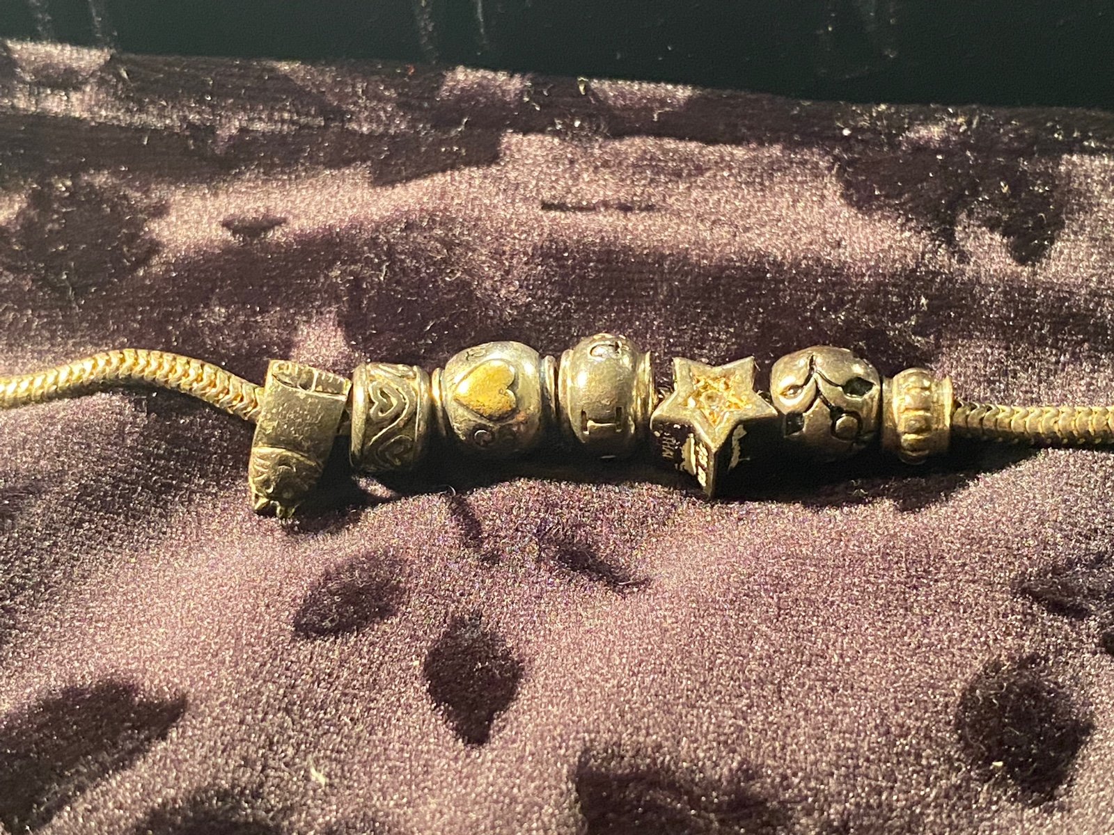 Vintage pandora bracelet with seven pieces