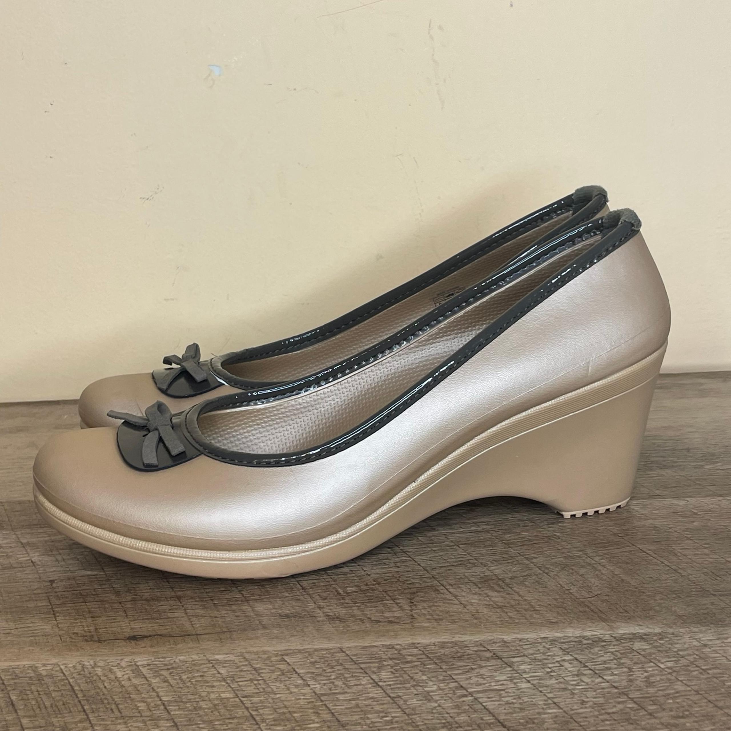 Crocs Women's Lydia Bow Detail Round Toe Brown Wedge