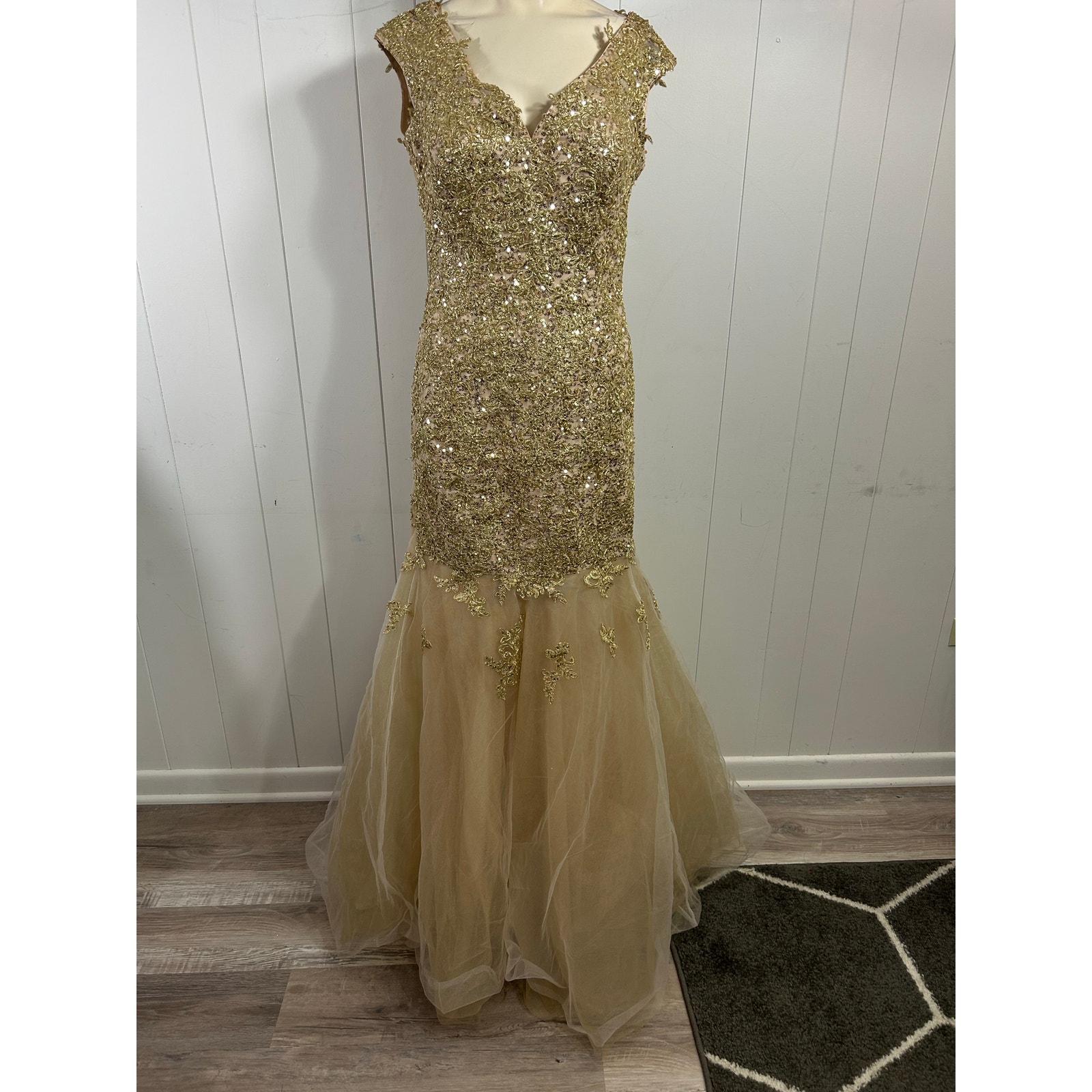 COLORS Gold Mermaid Style Sequins and Tulle Prom Gown. Size 16