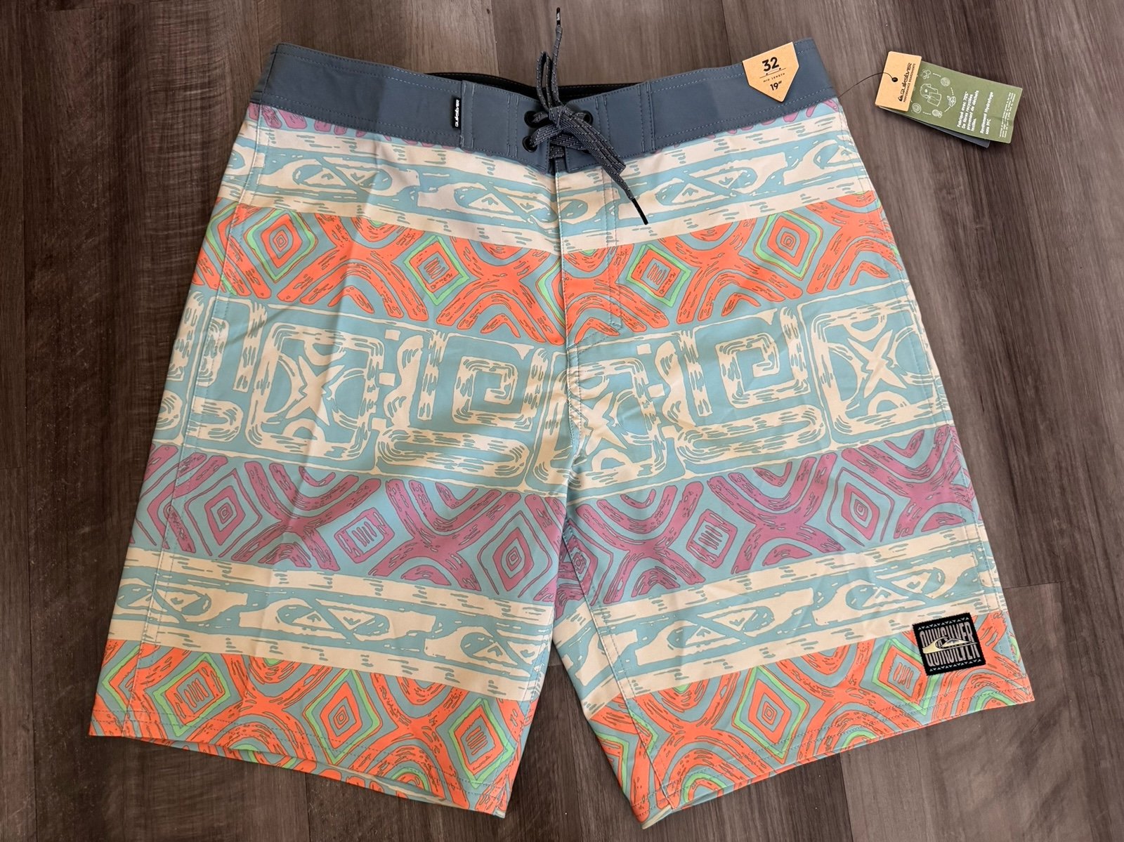 Quiksilver men’s multi colored board shorts size 32x 19