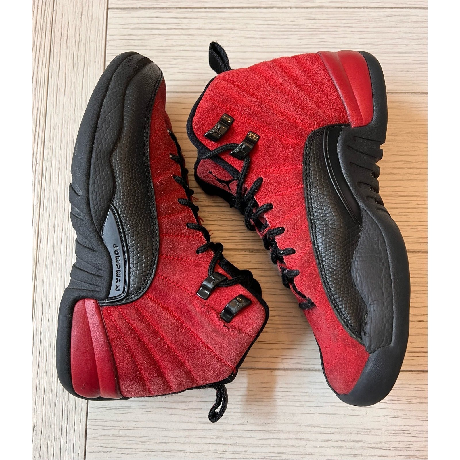 Jordan 12 Retro Reverse Flu Game. Red suede and texturized leather. 4.5Y 2020