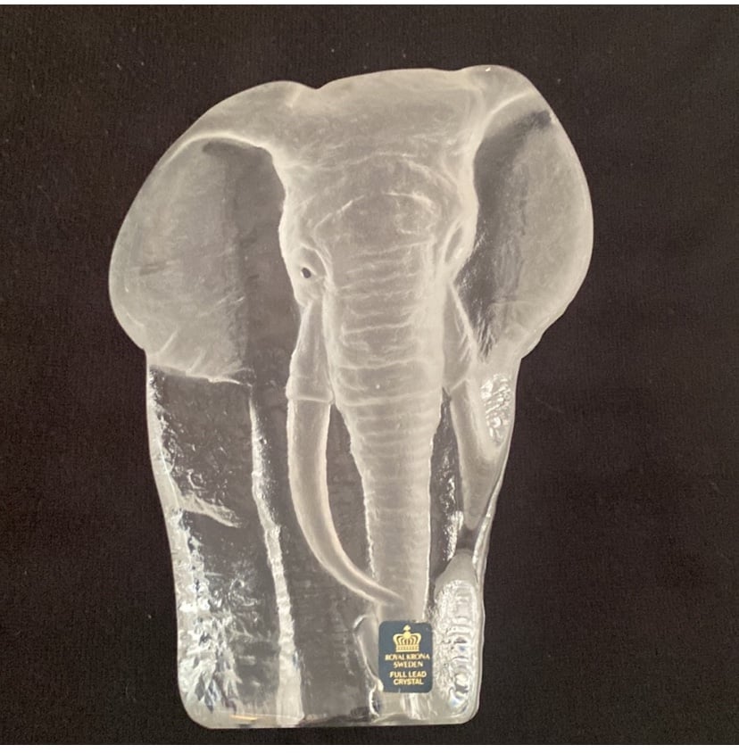 Elephant of lead crystal from the 1970’s. Color is frosted glass, but not offer