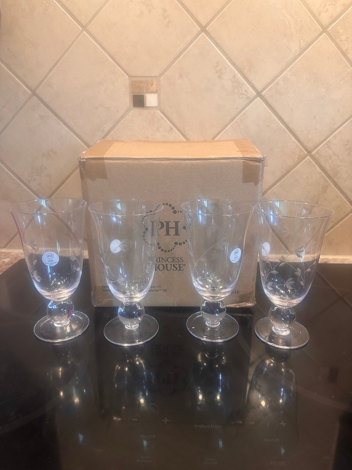 Princess Moderna™ Footed Glasses (4) Princess Moderna™ Pedestal Glasses (4)