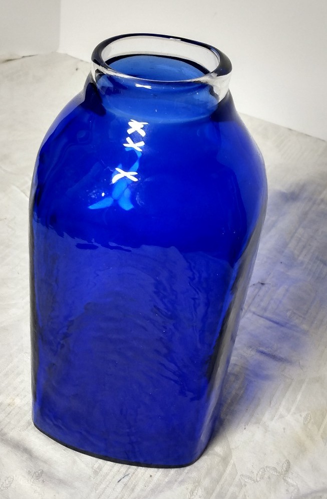 Vintage Beautiful Hand blown 20th Century European Cobalt Blue Vase 9.75 27xx