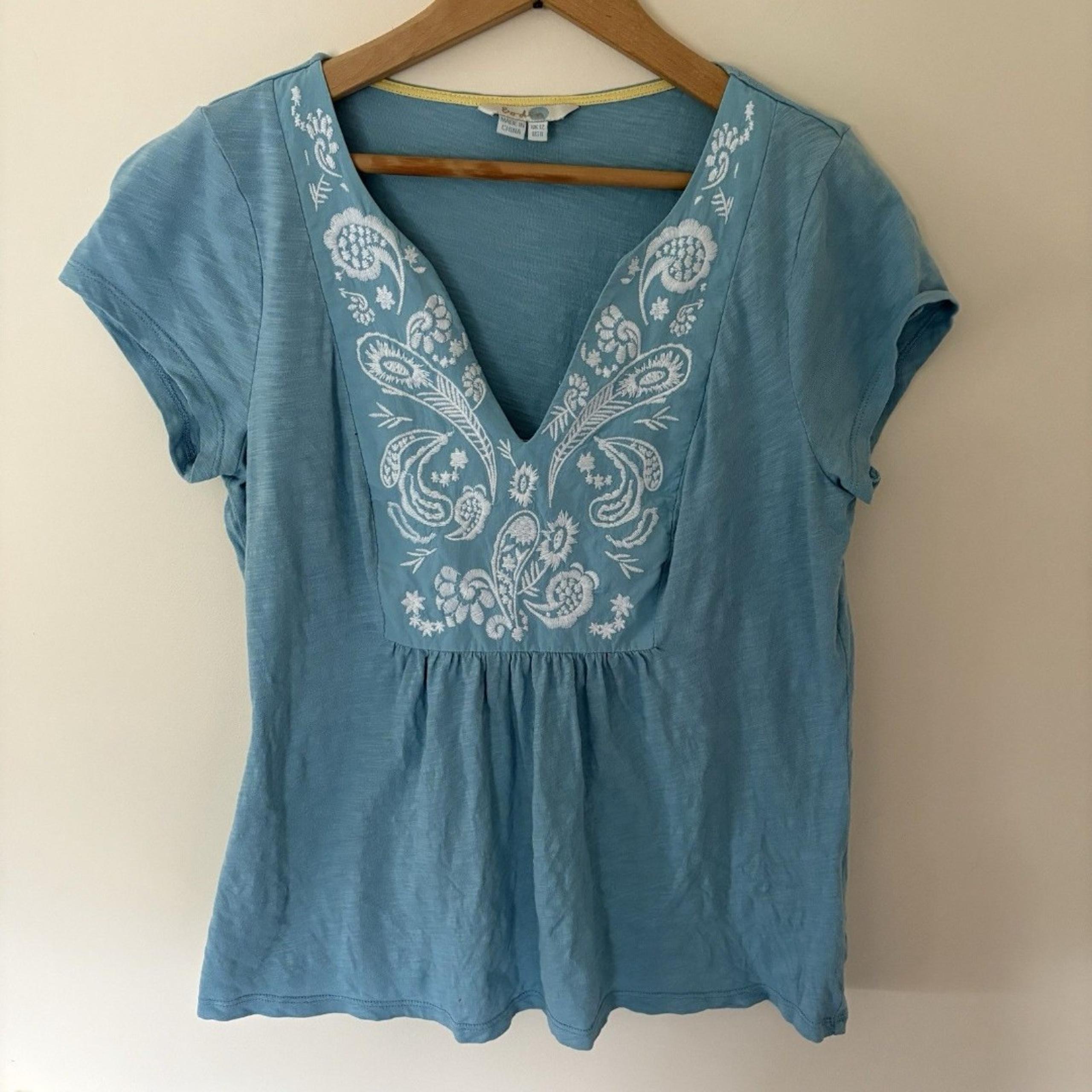 Boden Women’s Embroidered V-neck Cap Sleeve Peasant Top T-Shirt Light Blue Sz 8