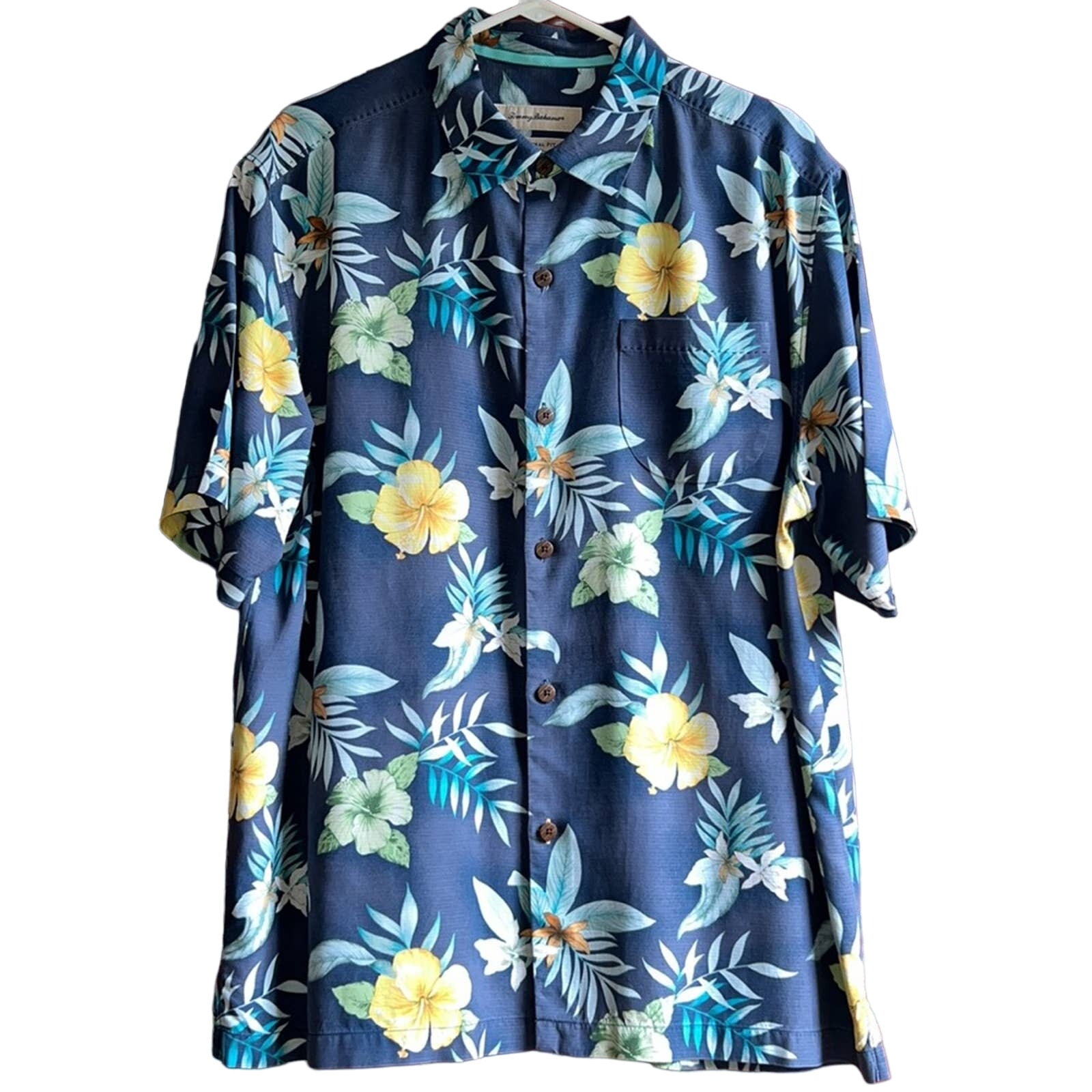 Tommy Bahama original fit 100% silk Hawaiian shirt size large vintage
