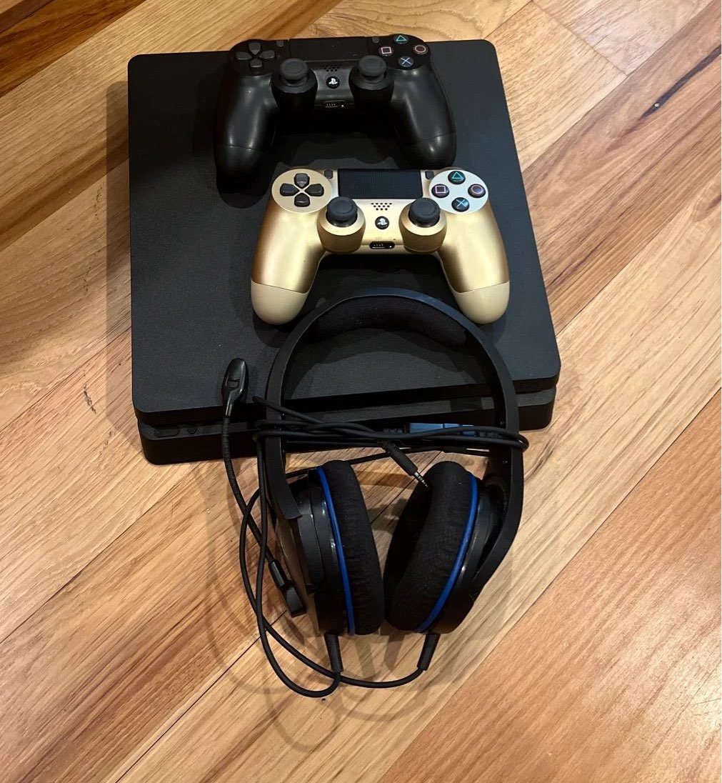 Sony Playstaion 4 consle, headseat and controller bundle