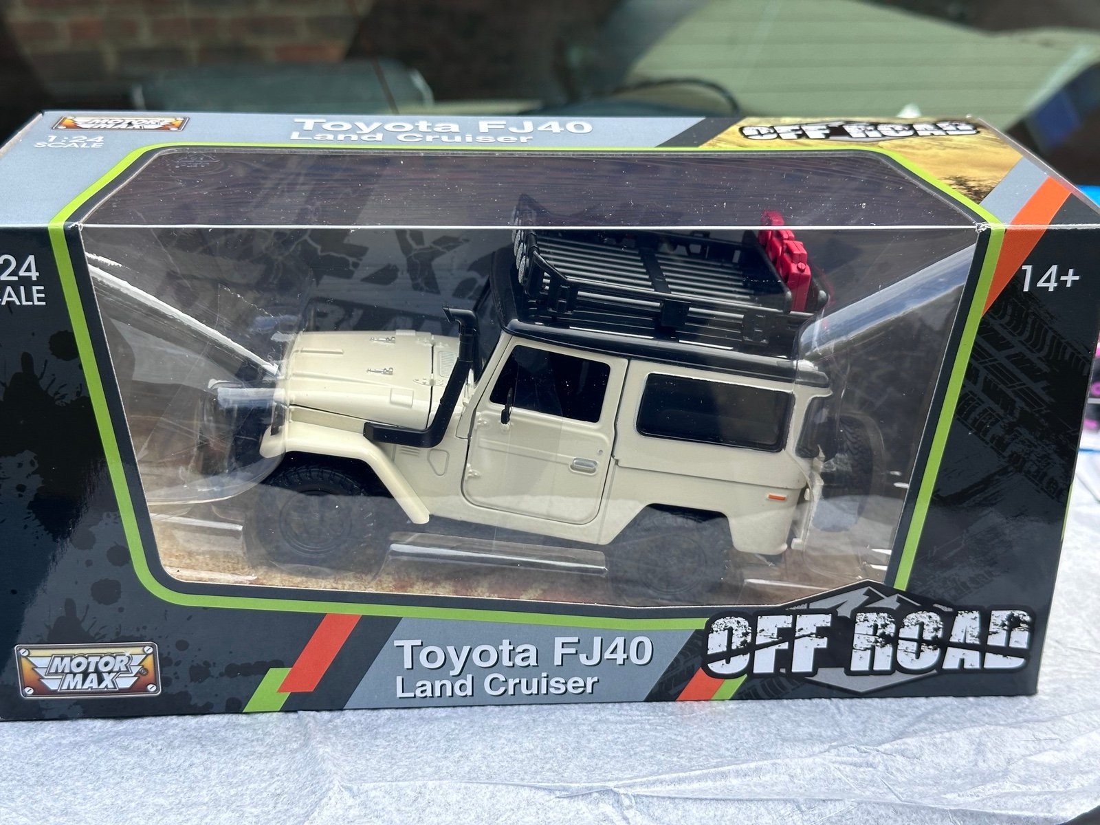Toyota Fj40 LandCrusier Off Road 1:24 Scale DieCast