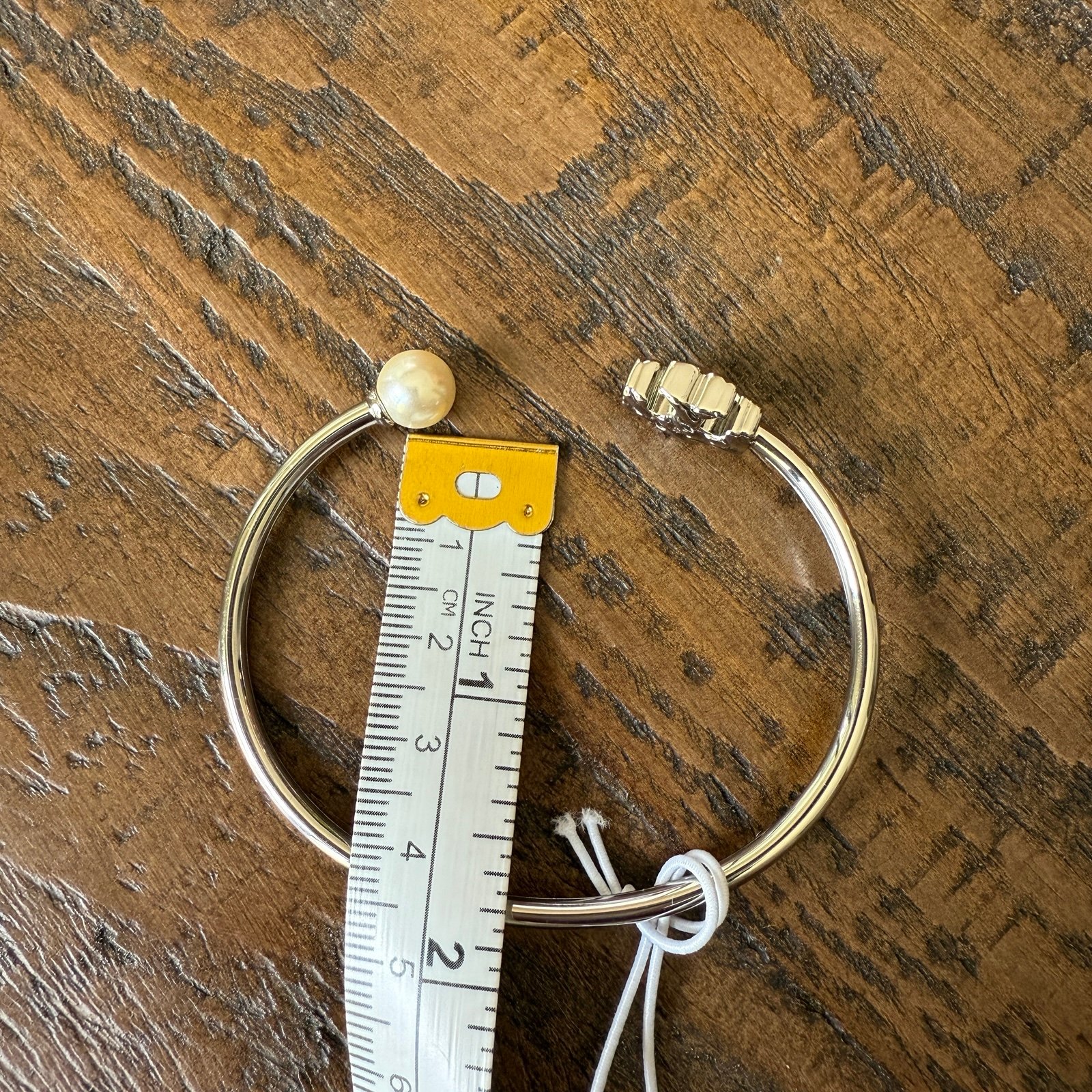 ブレスレット Tory Burch Textured Rope Logo Pearl Flex Cuff 164153 Tory Burch Textured Rope Logo Pearl Flex Cuff 164153 Bracelets
