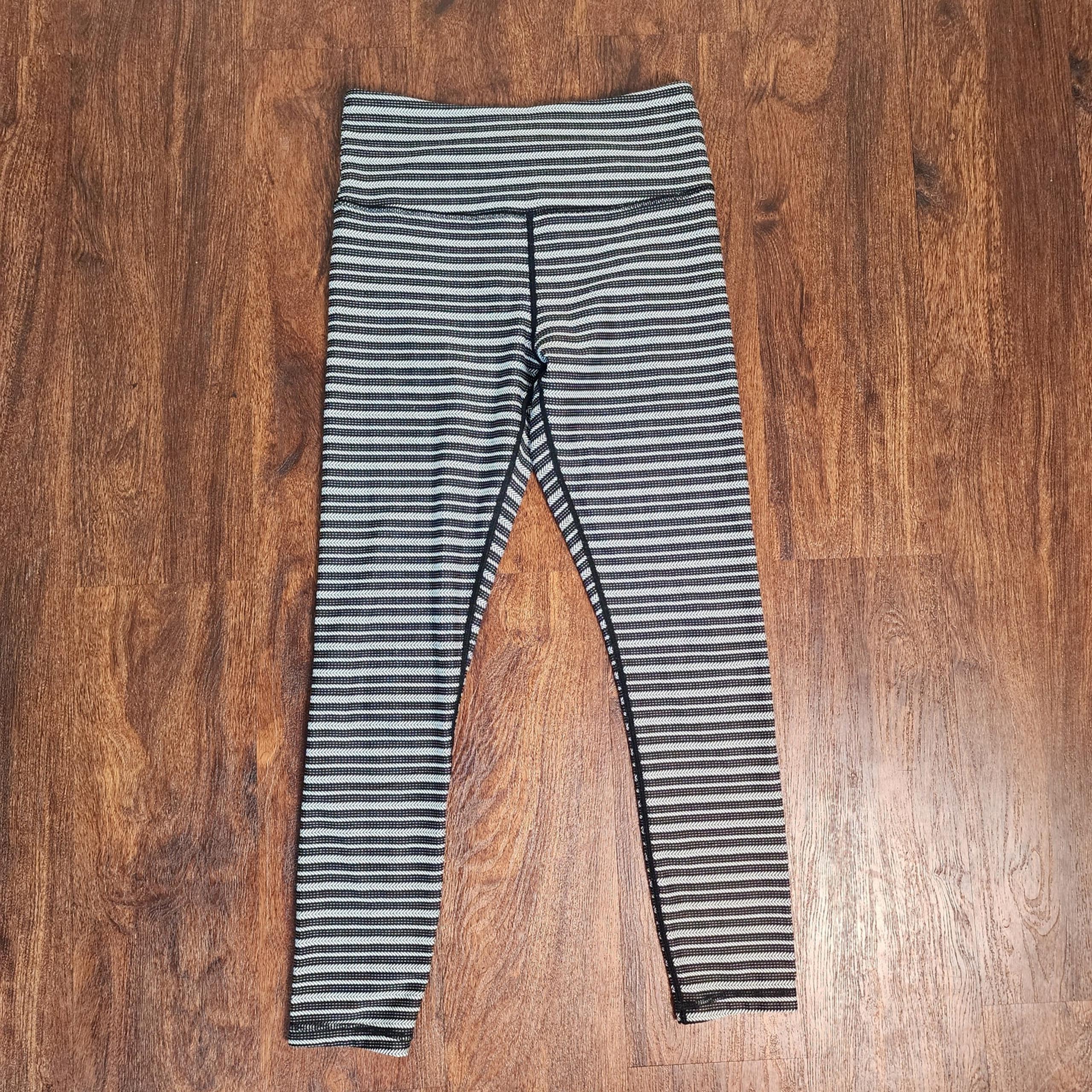 Zyia Black Aztec Adrenaline 7/8 Leggings Stripe Herringbone Chevron, Size 4