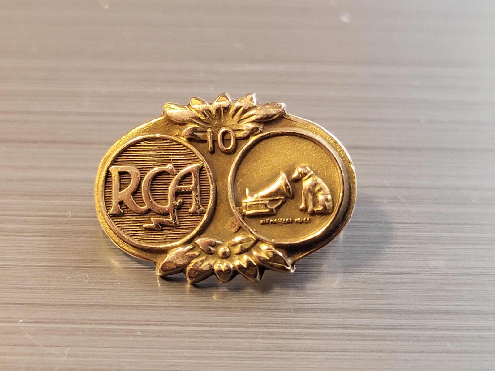 10K YELLOW GOLD RCA 10 YEARS SERVICE PIN. RARE. VINTAGE.
