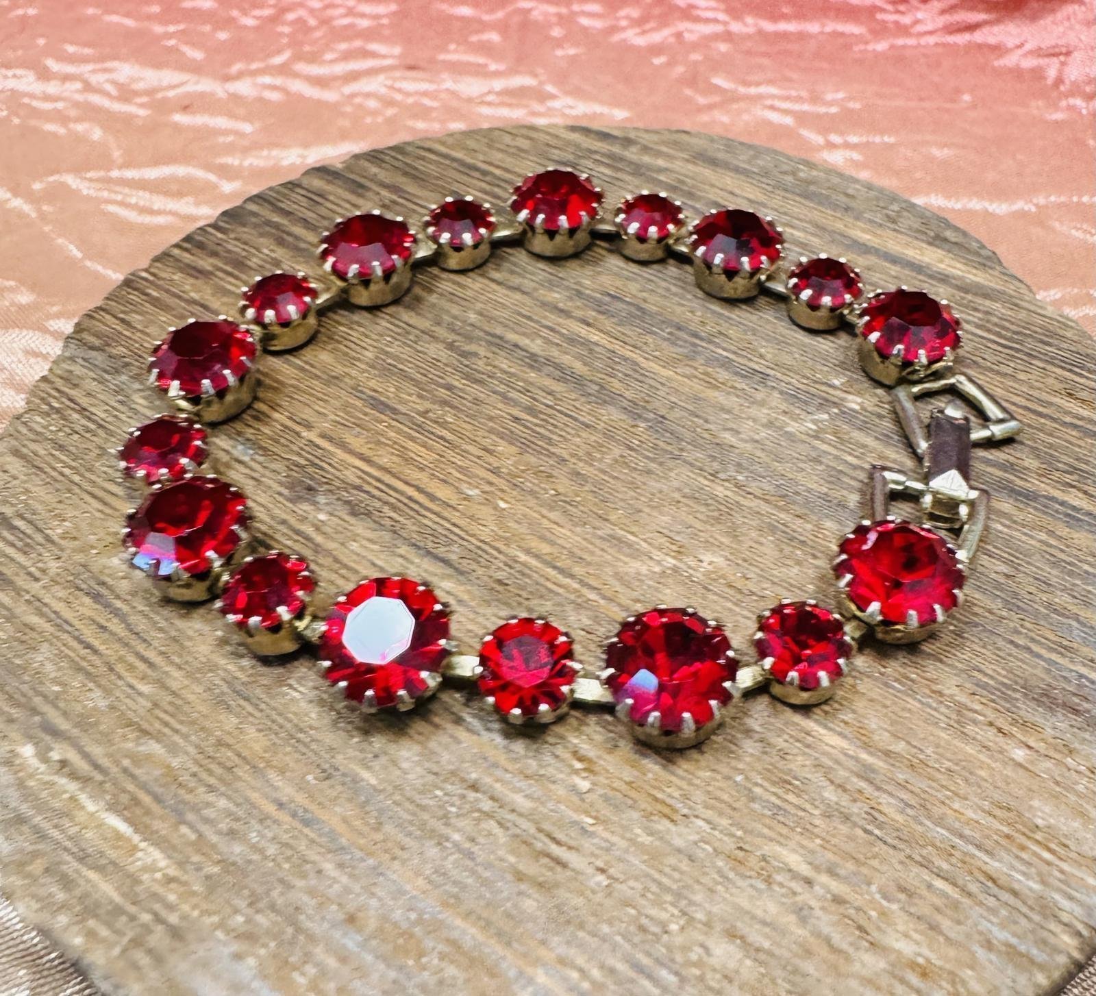 WEISS VINTAGE 40'S - 60'S - 17 FACETED RUBY RED CRYSTAL SHINY GOLD TONE BRACELET