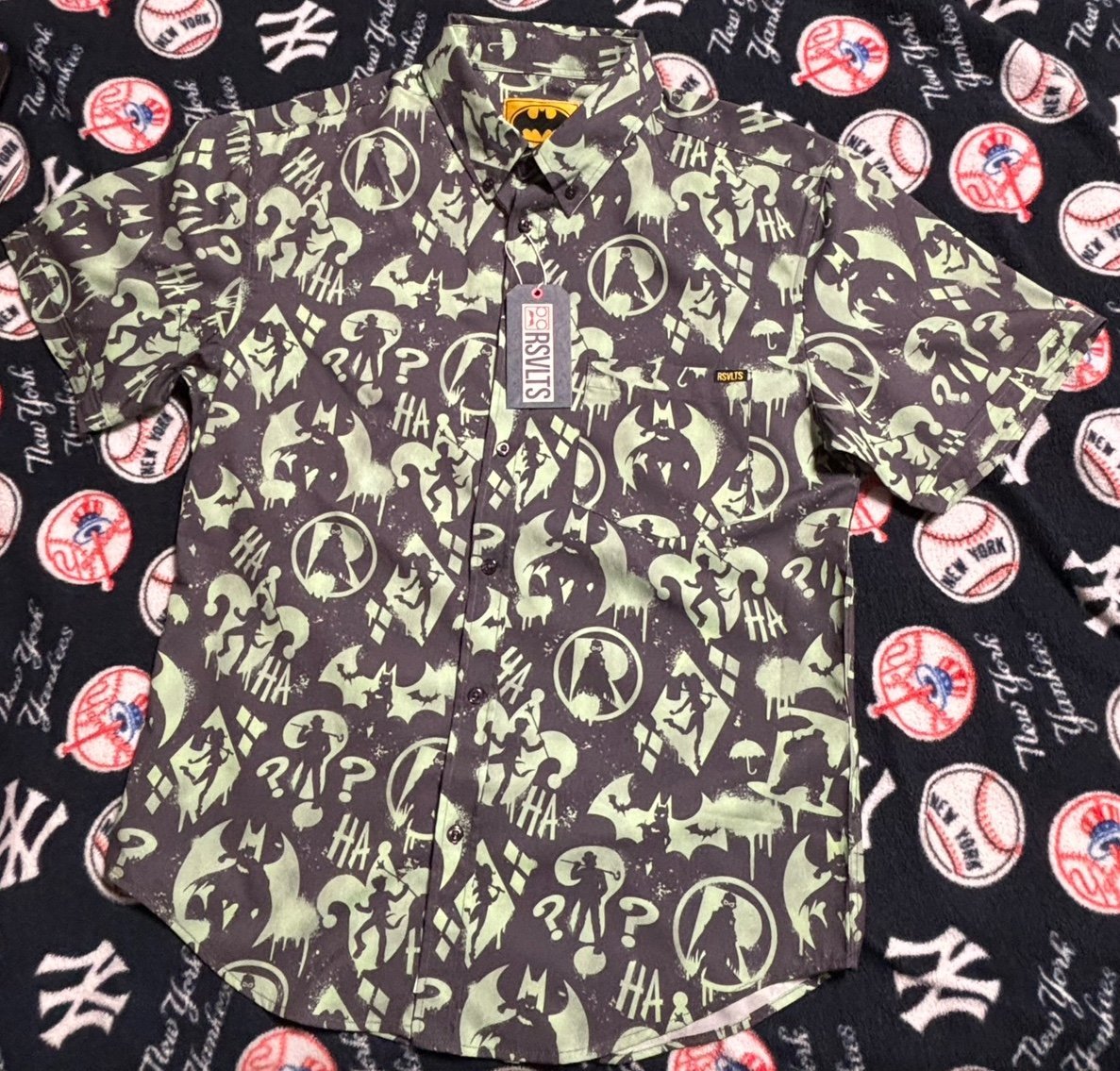 RSVLTS MENS MEDIUM BATMAN 85th ANNIVERSARY “GOTHAM GRAFFITI” RETIRED