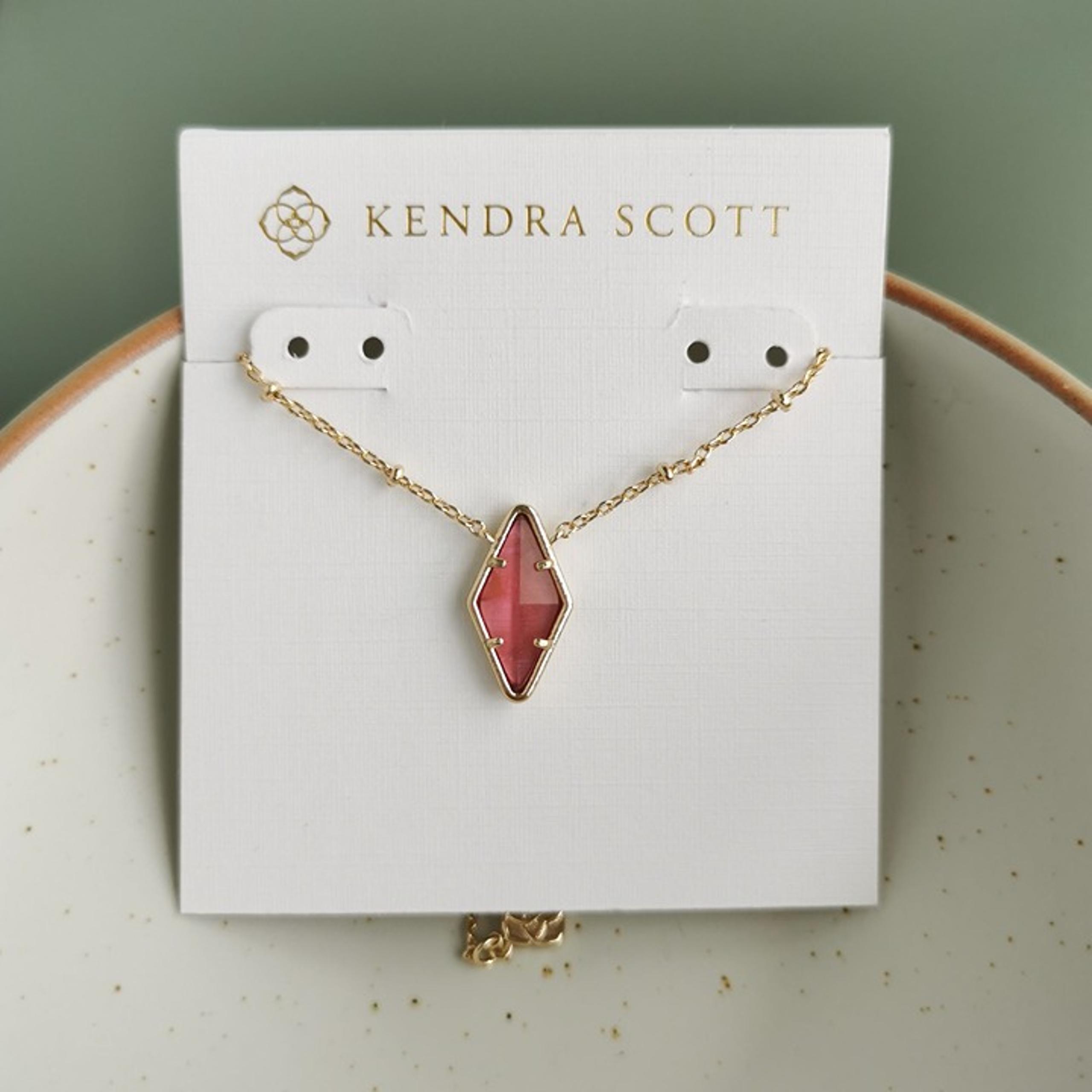 Kendra Scott Kinsley Gold Raspberry Short Necklace. NEW