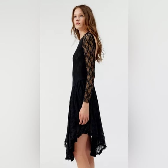 URBAN OUTFITTERS Kimchi Blue Felicity Lace Asymmetrical Midi Dress Black M NWT
