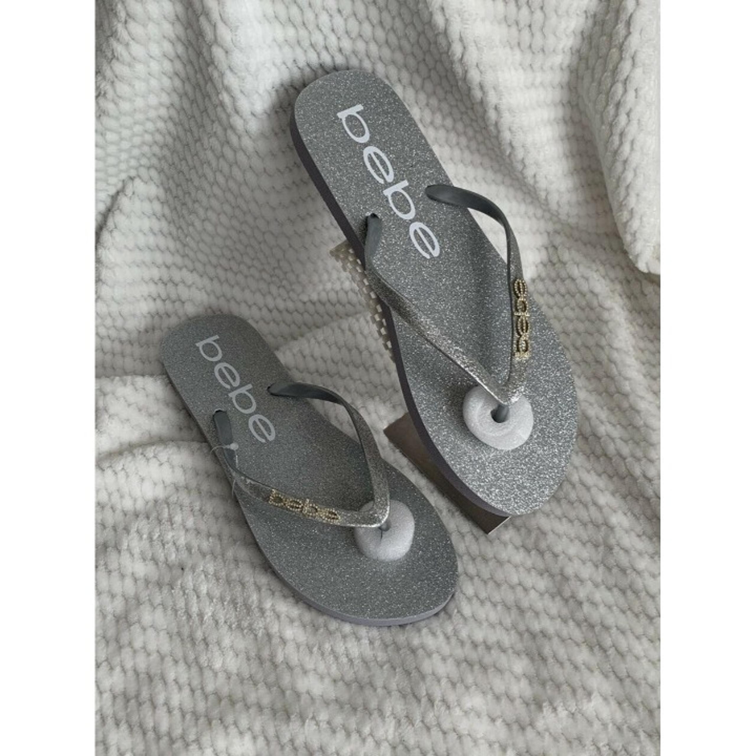 Women’s Sandals Size 8 TRACEE BEBE LOGO FLIP FLOPS Silver Metallic details