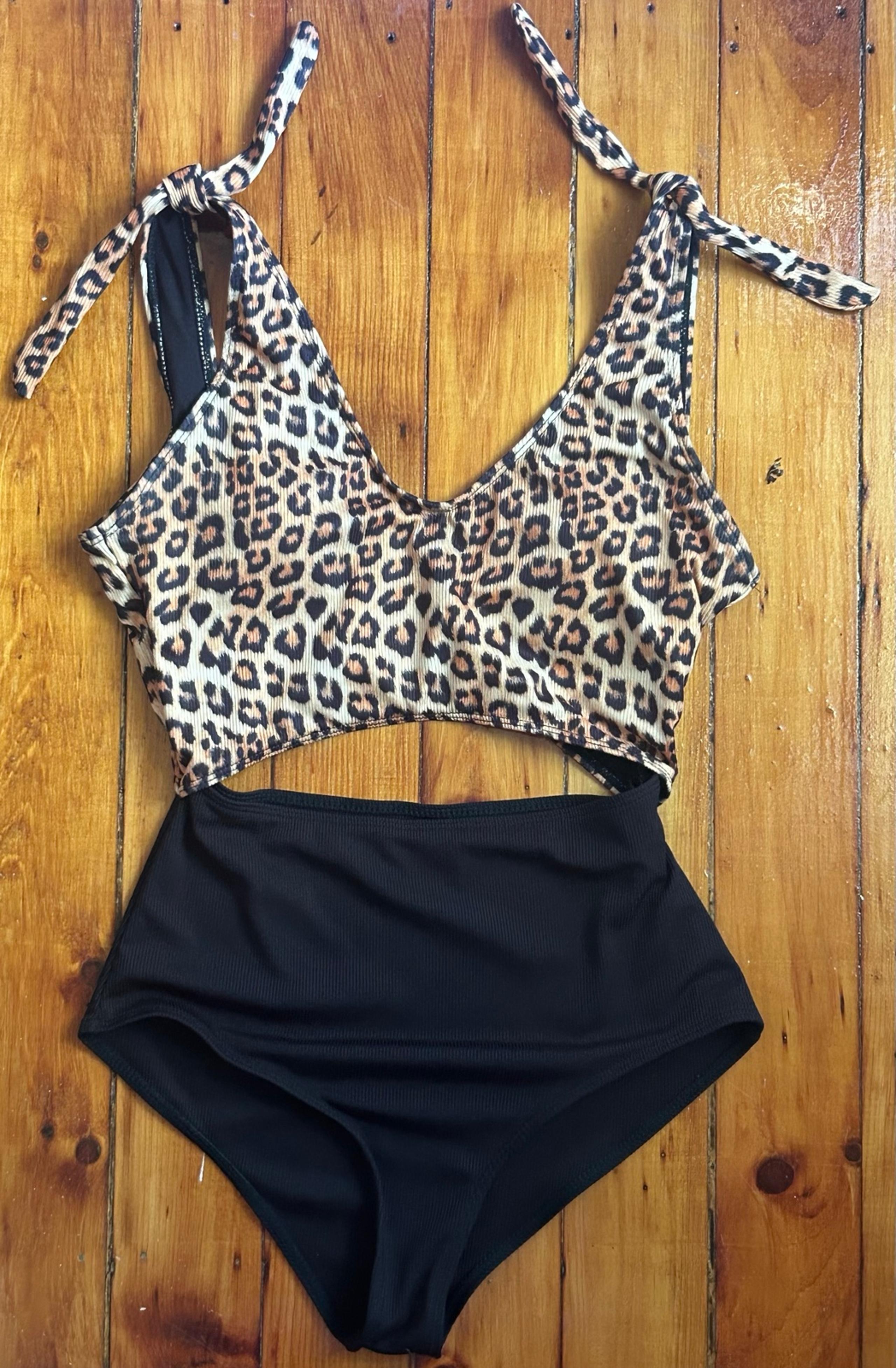 NWOT_Women’s Lg Cheetah Print One Piece Swimsuit
