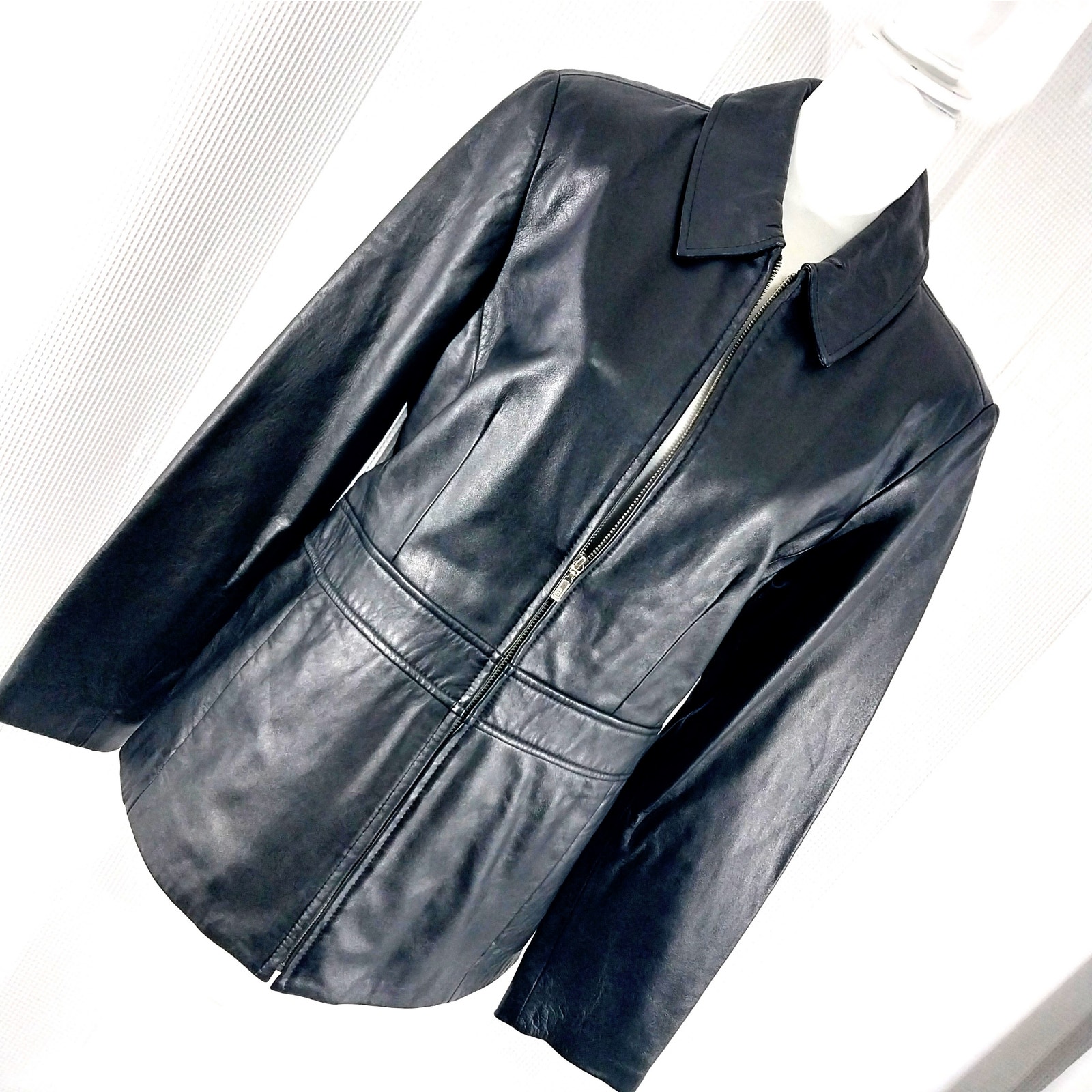 CASUAL CORNER! STUNNING BLACK GENUINE LEATHER SLEEK JACKET, COAT! SZ L