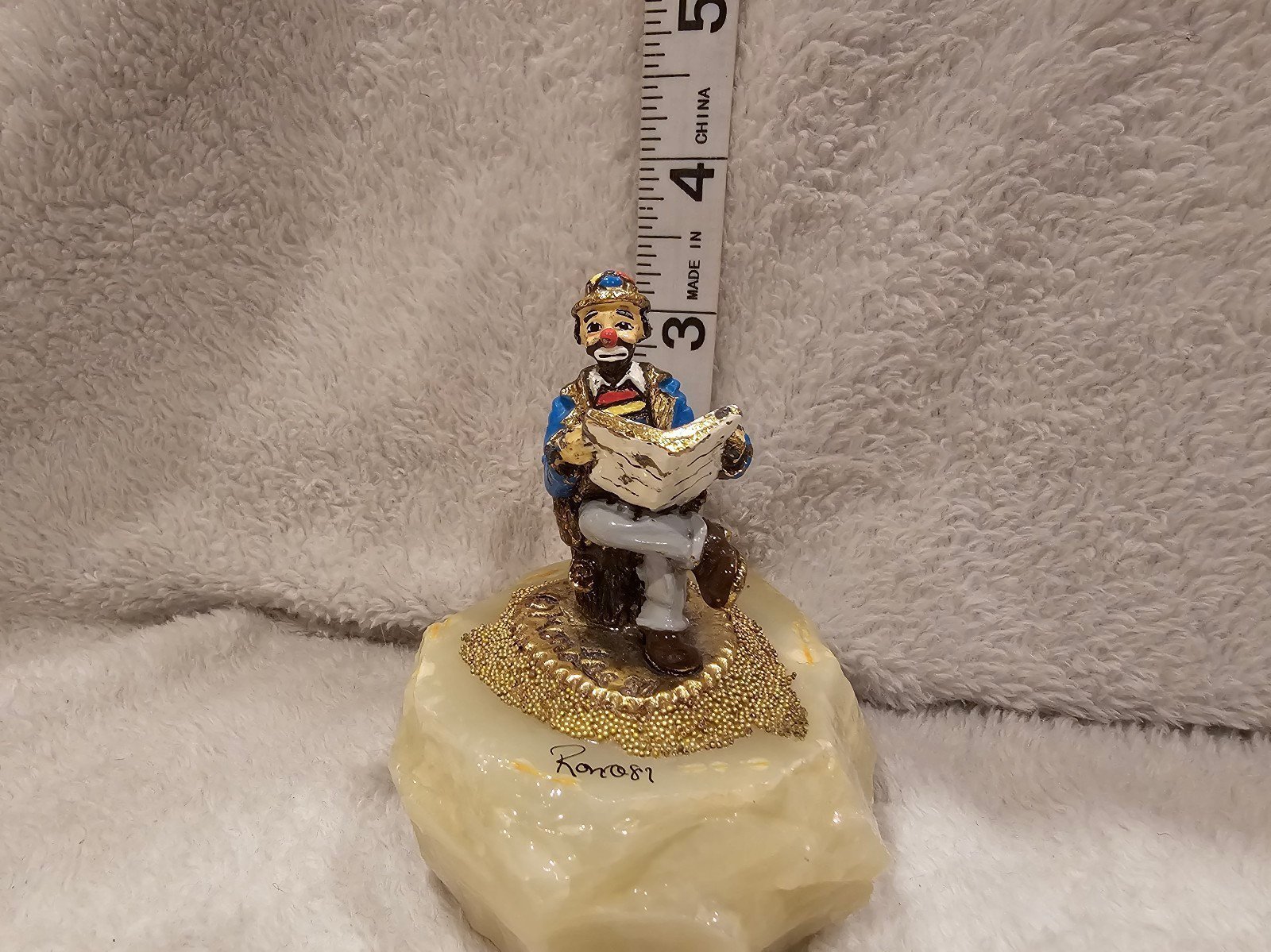Ron Lee Clown Sitting and Reading Newspaper Signed and Dated 1987 On Onyx Base