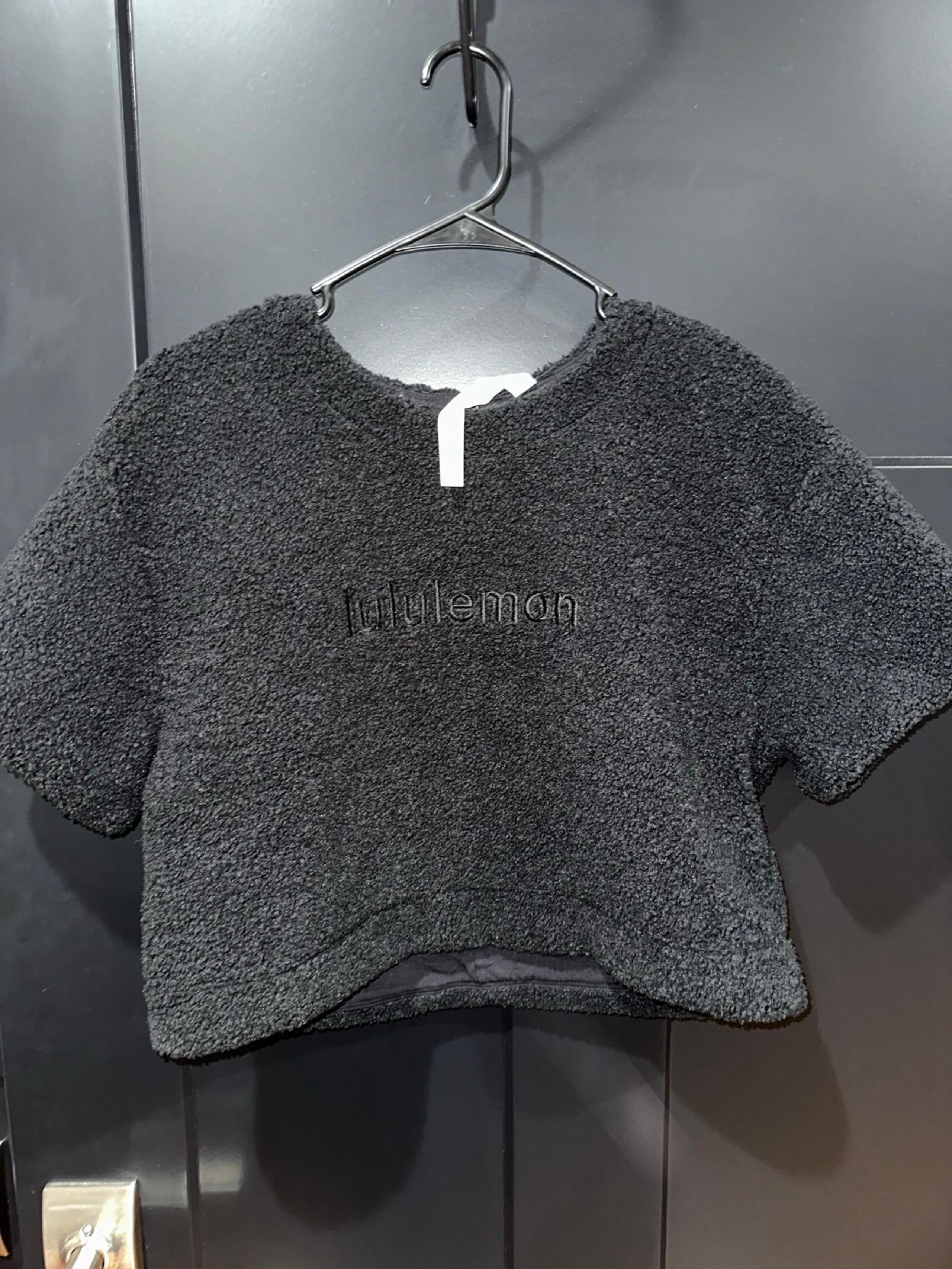 Lululemon graphic fleece crop