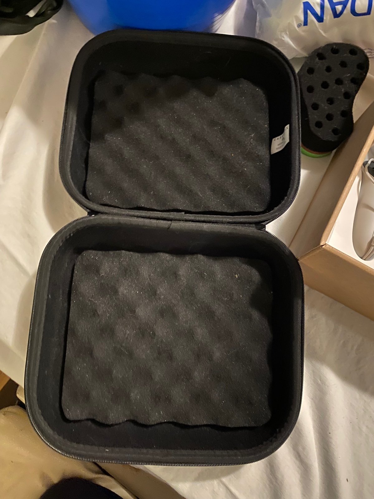Meta Quest 2 resident evil 4 edition *comes with carrying case *