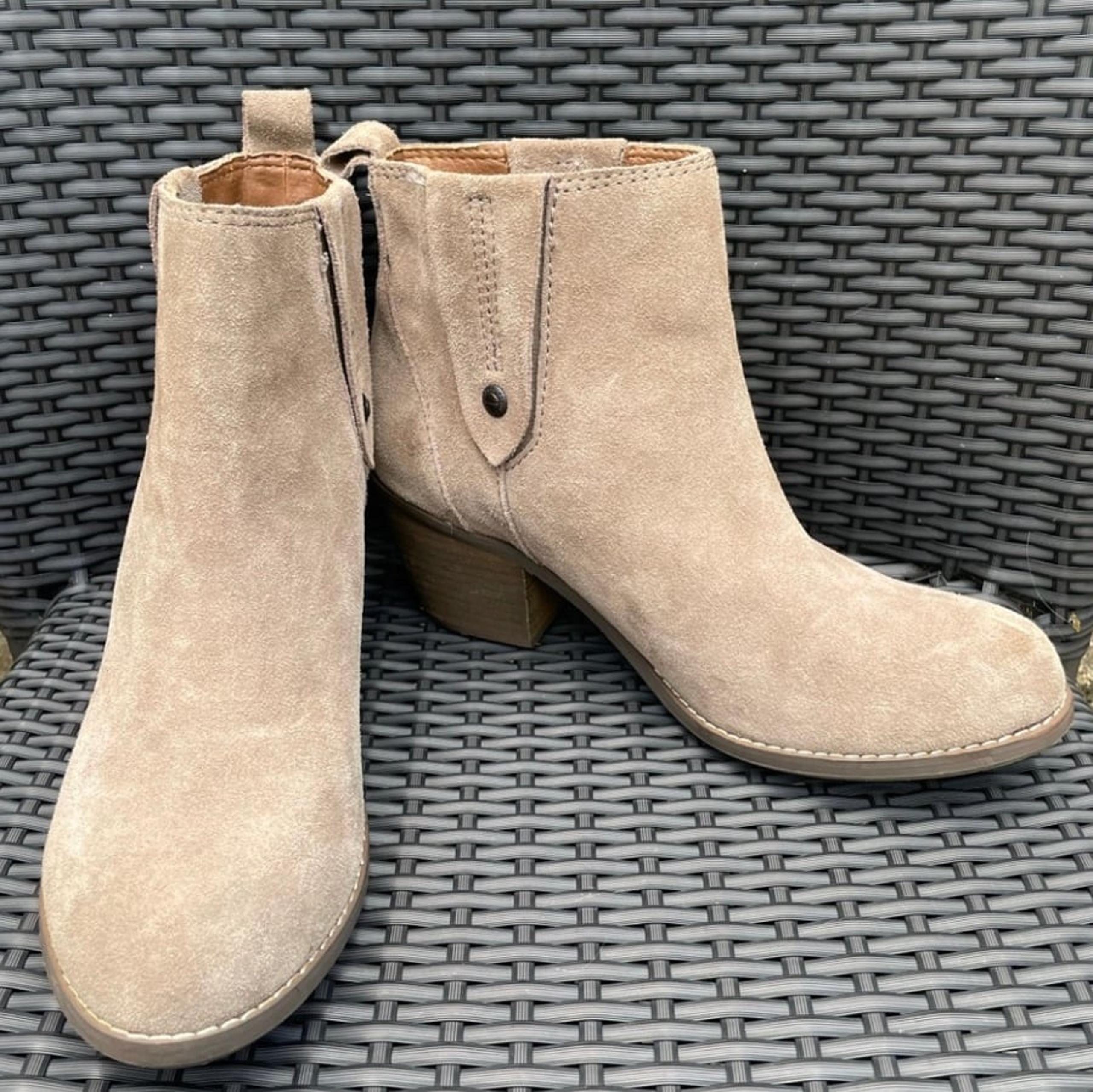 Calvin Klein ladies 7.5 Suede Boots