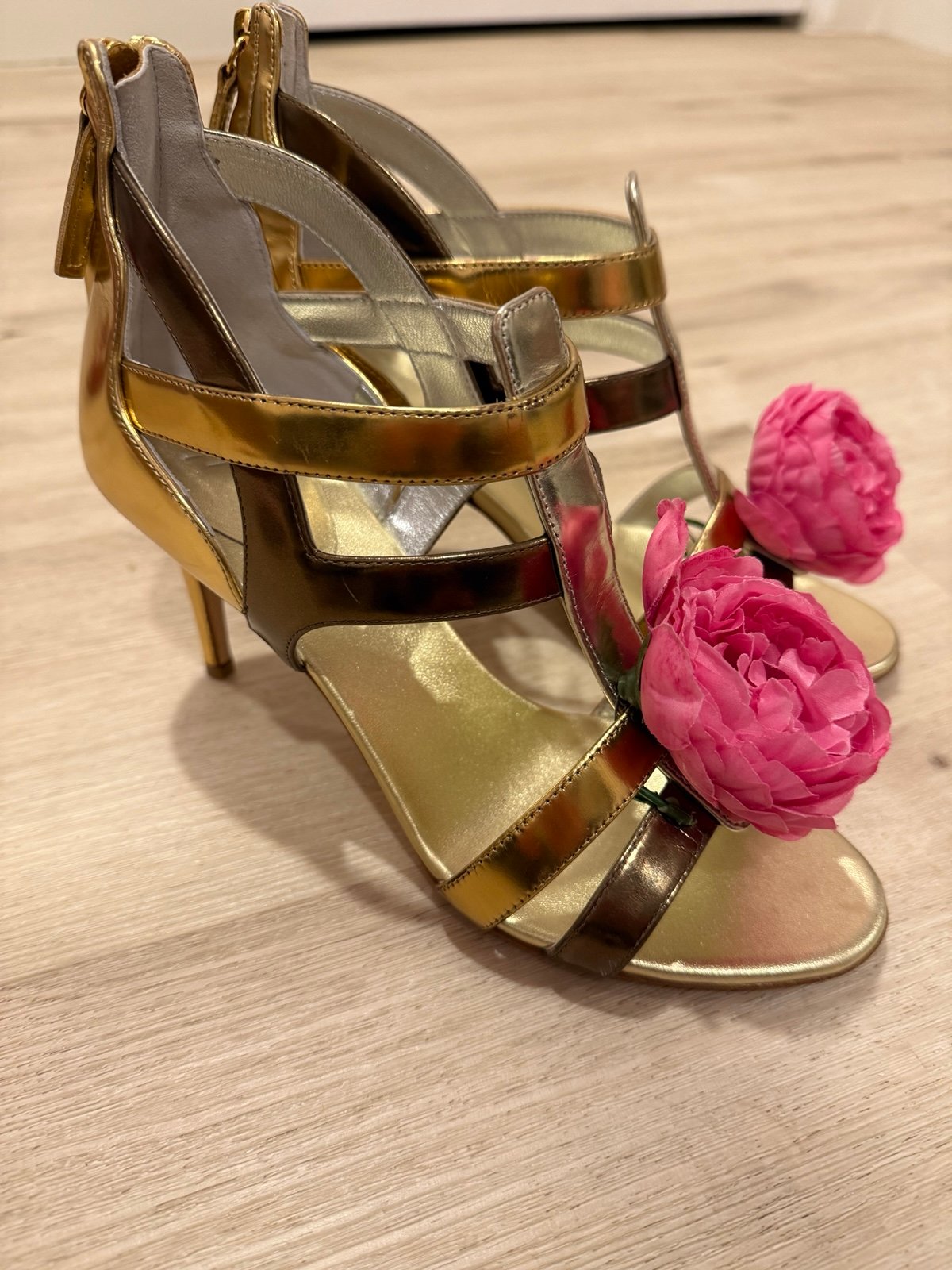 Rose flowers Giuseppe Zanotti Patent Leather T-Strap Sandals 8.5 Gold Metallic